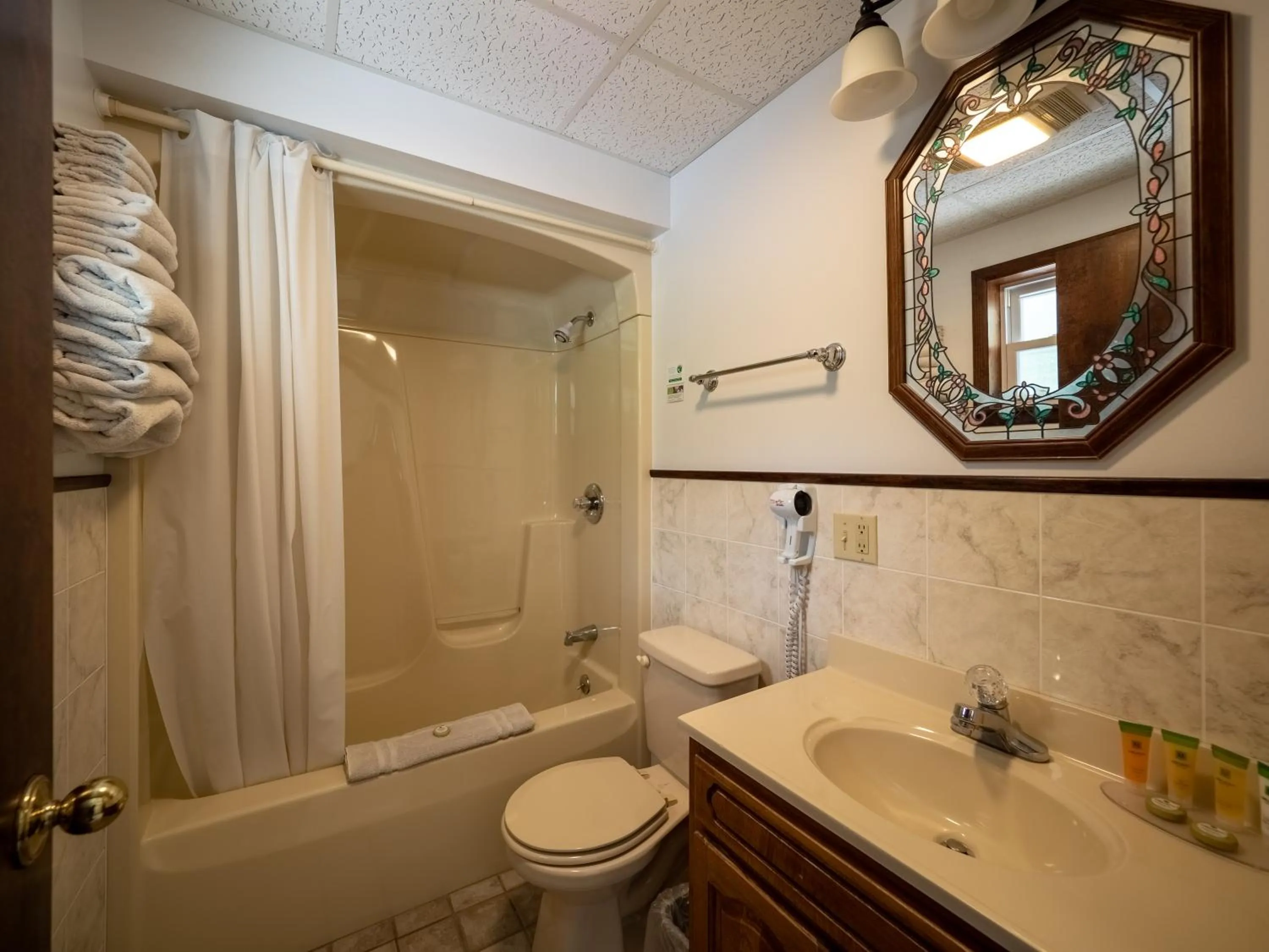 Bathroom in Lake 'N Pines Motel