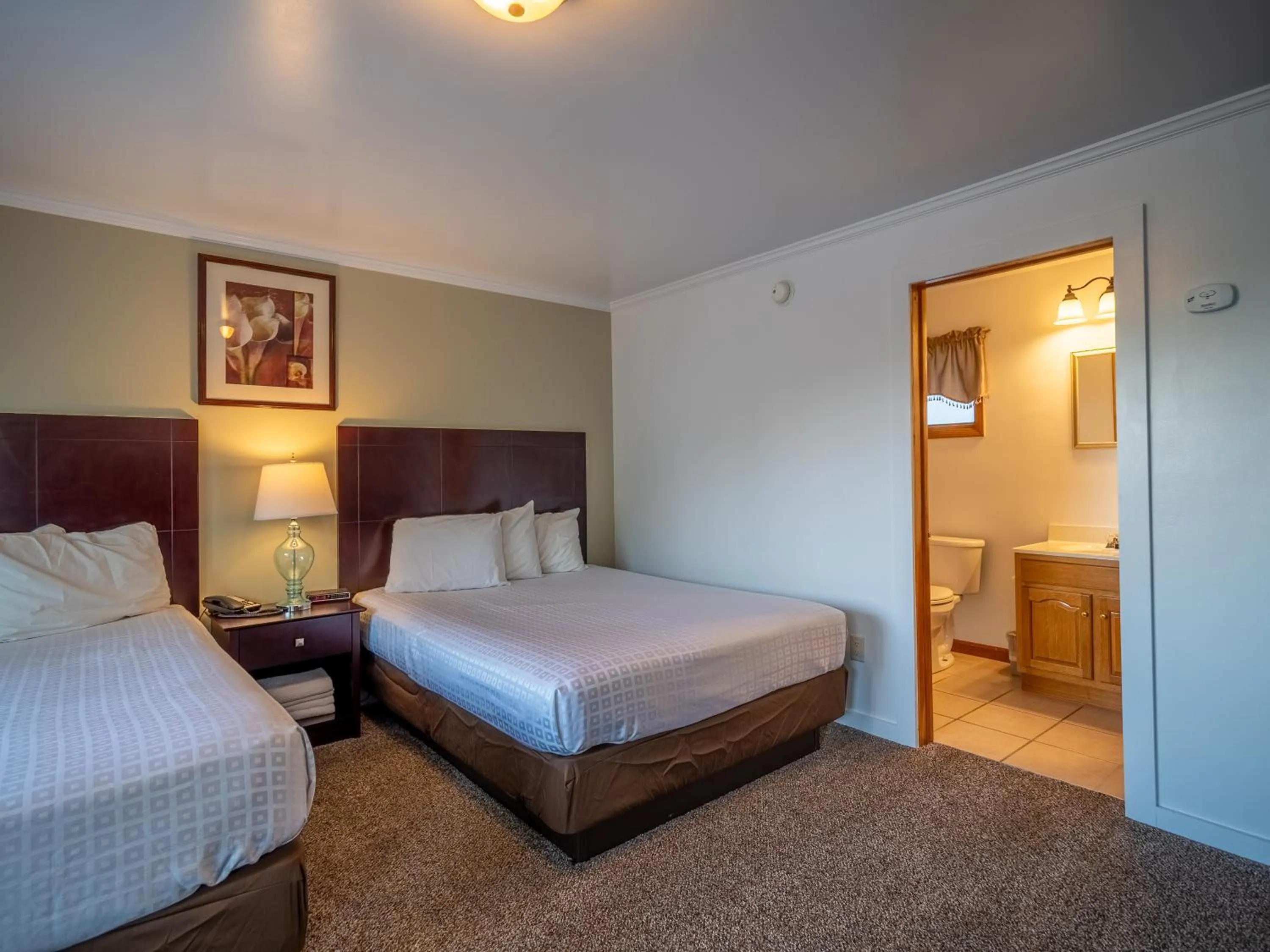 Photo of the whole room, Bed in Lake 'N Pines Motel