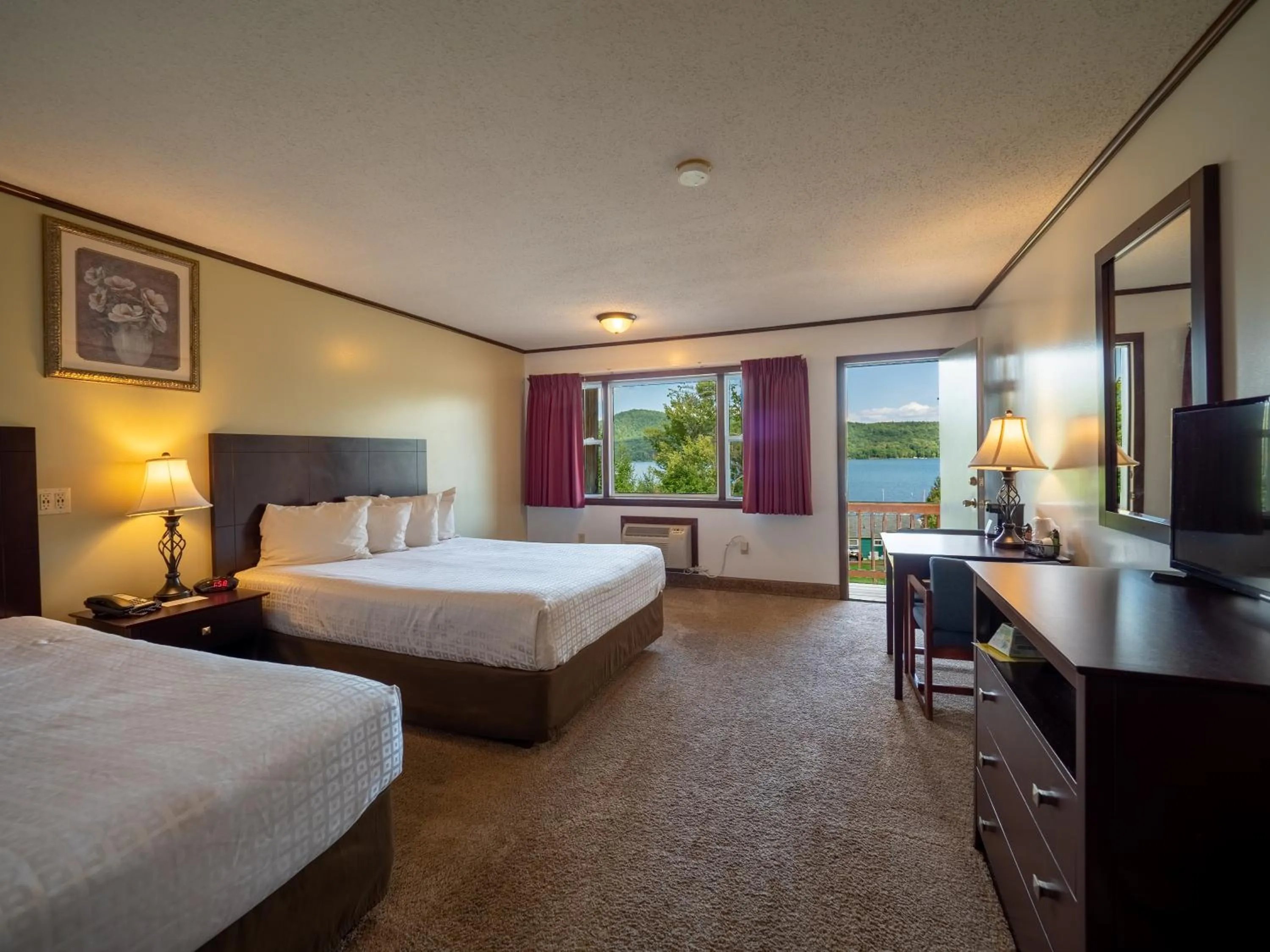 Guests, Bed in Lake 'N Pines Motel