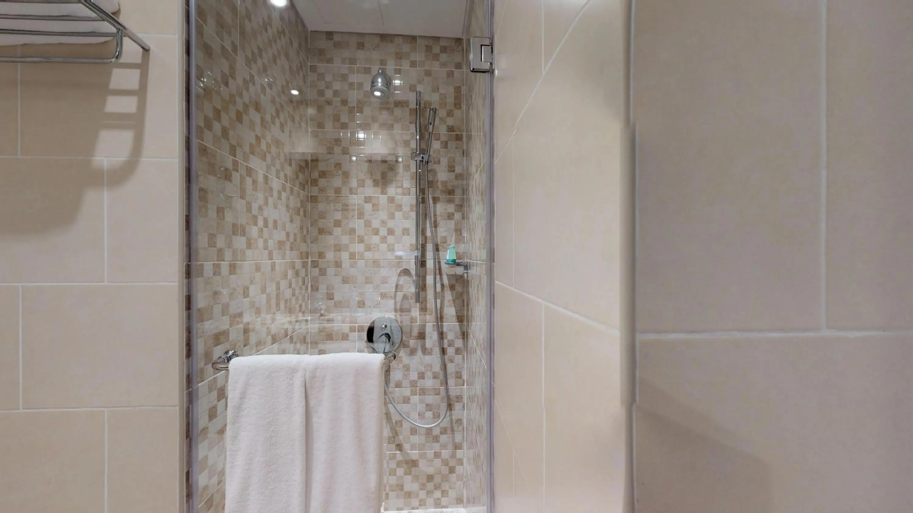 Shower in Simaisma A Murwab Resort