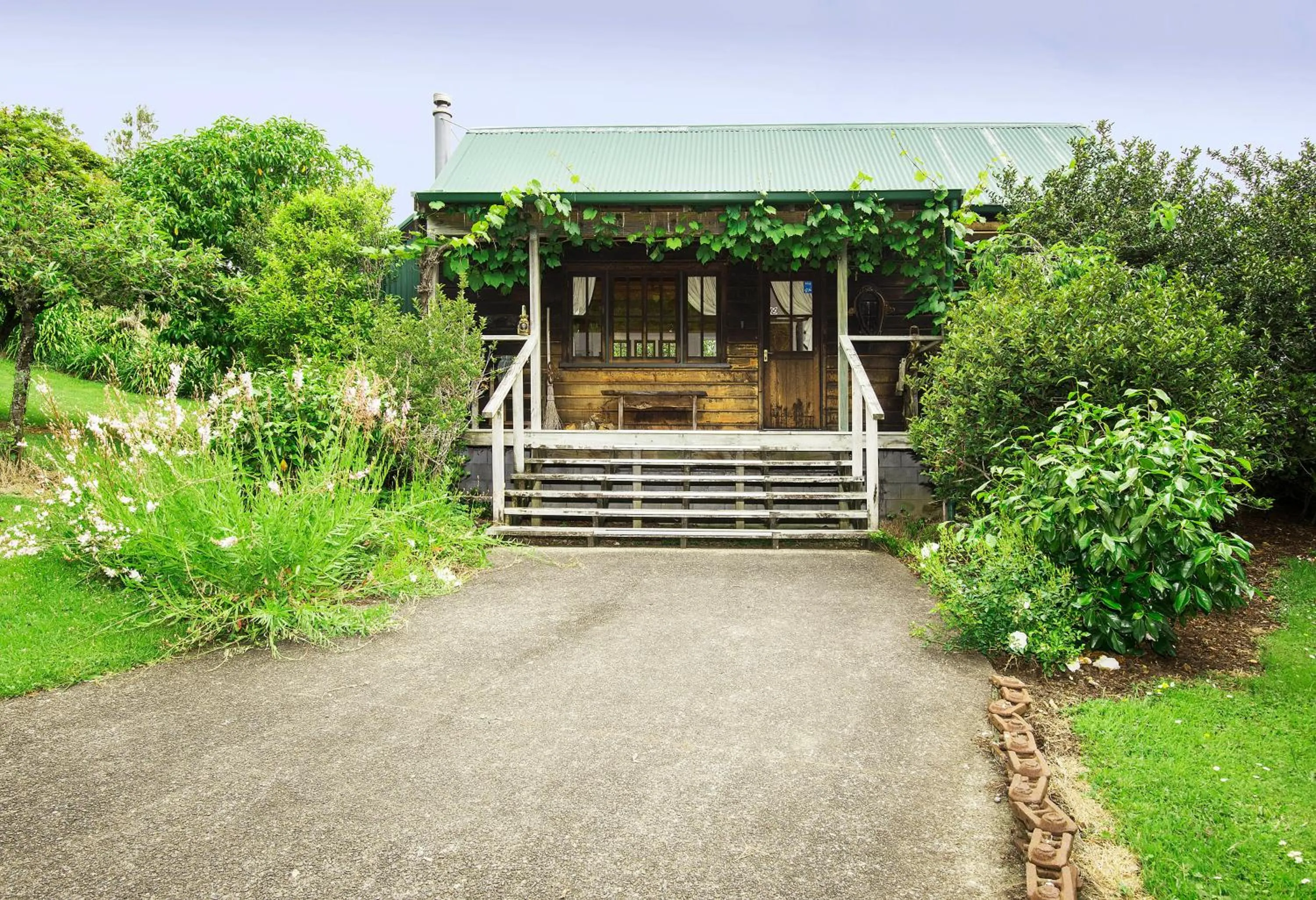 Property building in Vineyard Cottages - Kumeu