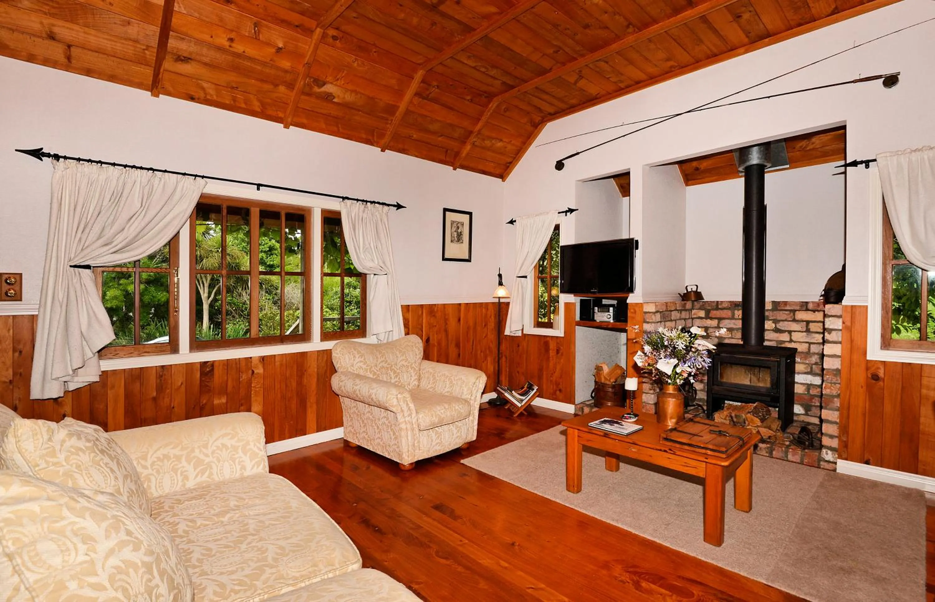 Dining area in Vineyard Cottages - Kumeu