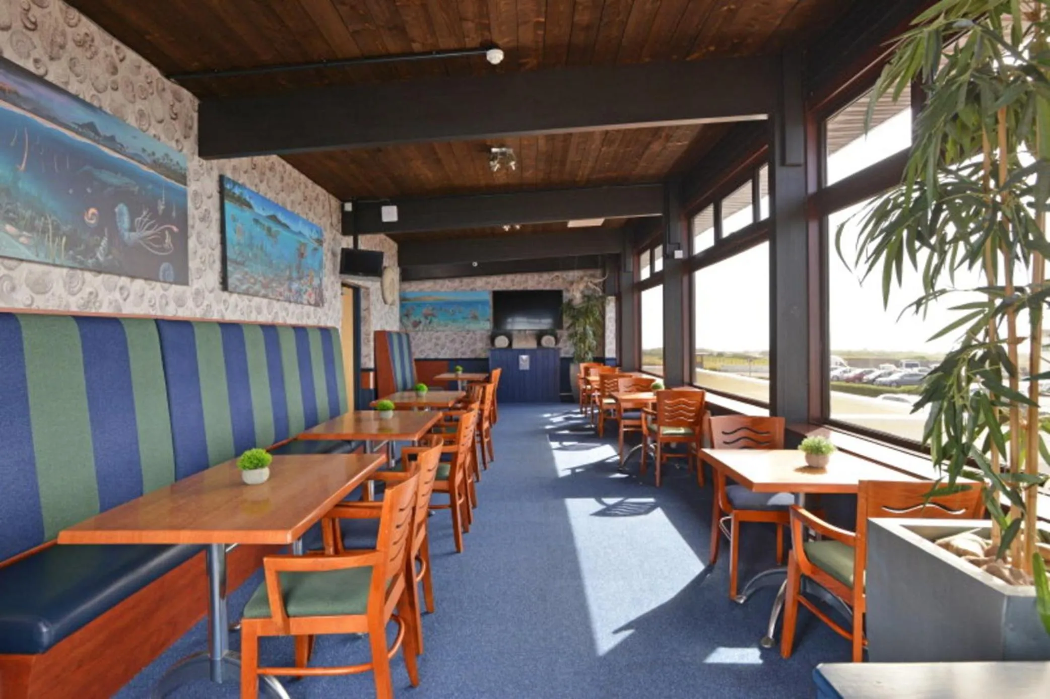 Restaurant/places to eat in Heights Hotel