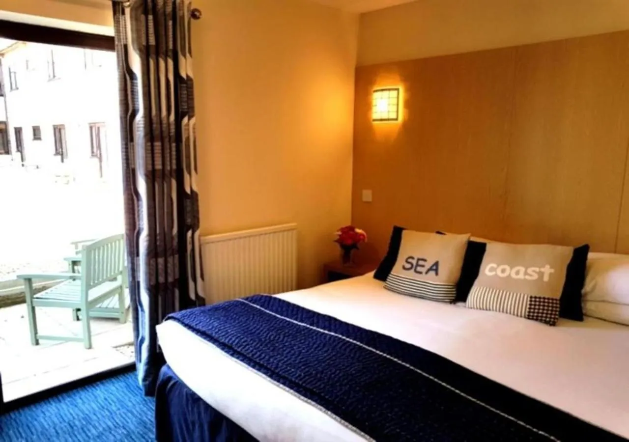 Bed in Heights Hotel