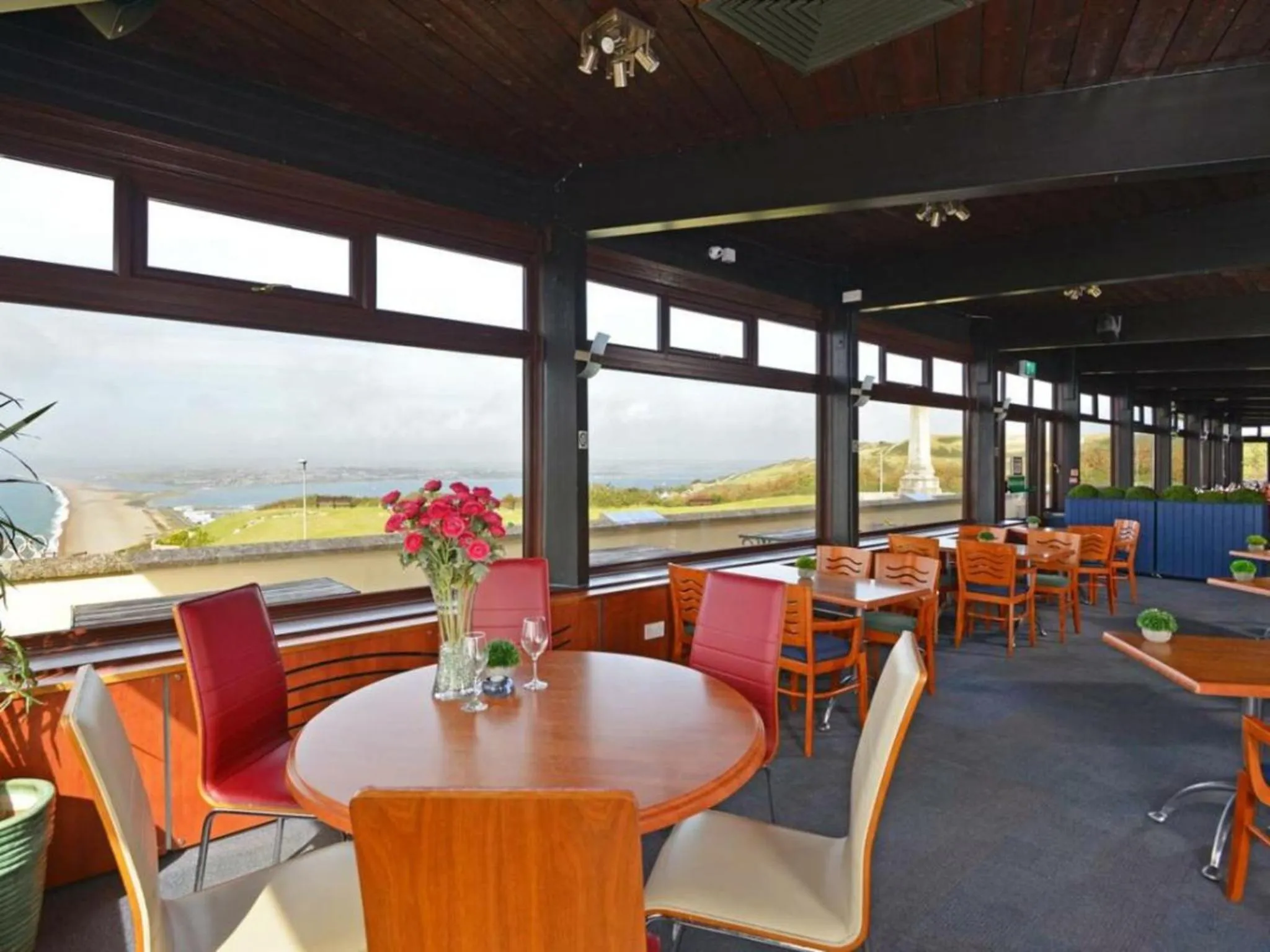 Restaurant/places to eat in Heights Hotel