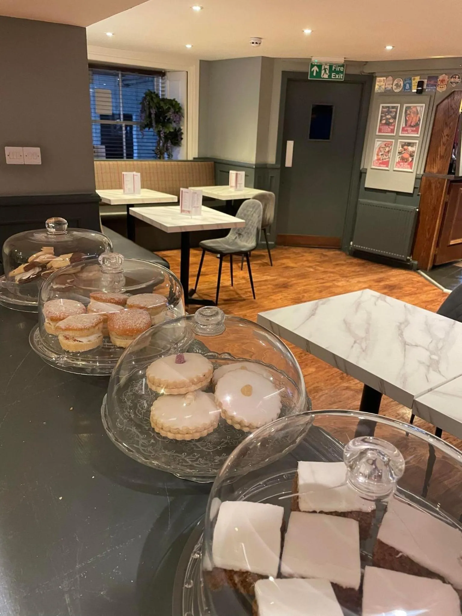 Restaurant/places to eat in Airlie Arms Hotel