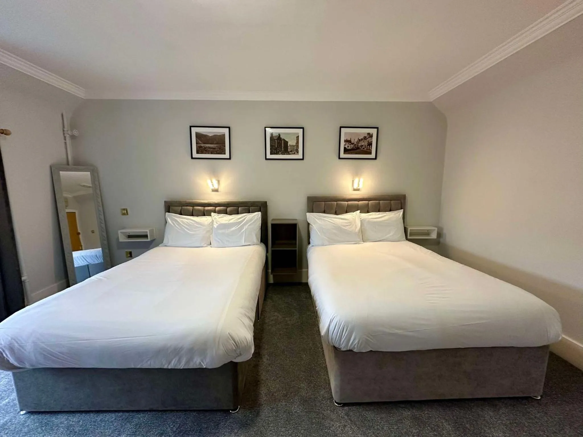 Bedroom, Bed in Airlie Arms Hotel