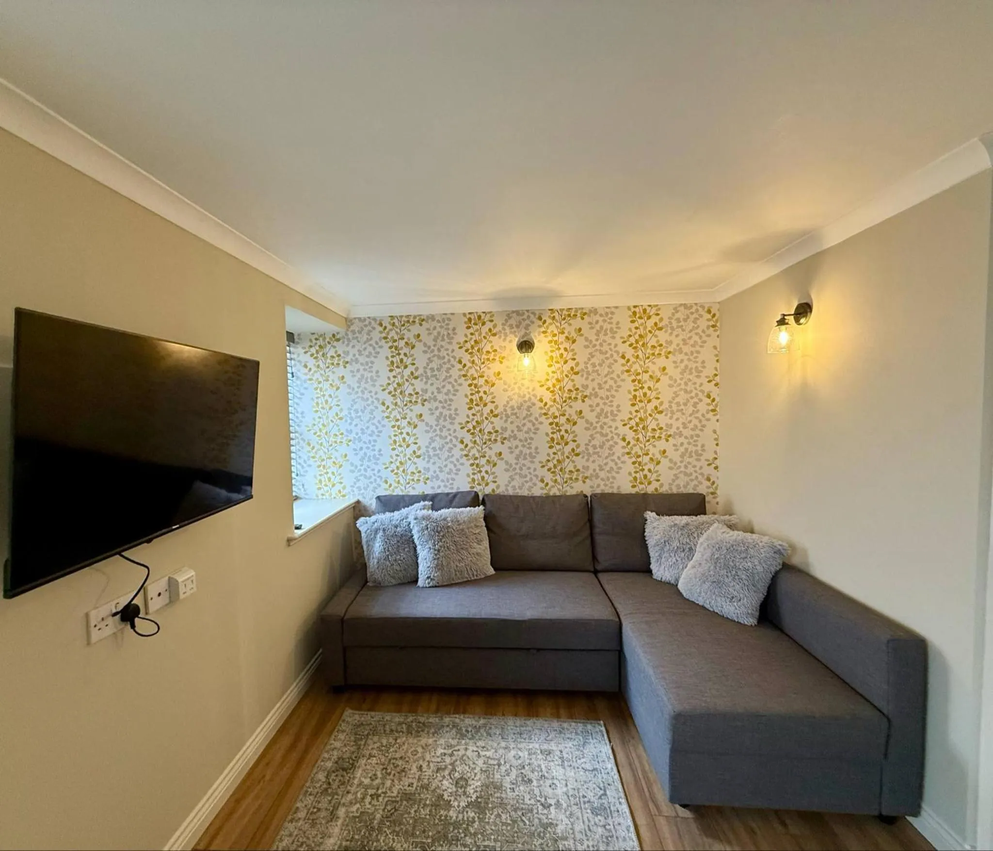 Communal lounge/ TV room in Airlie Arms Hotel