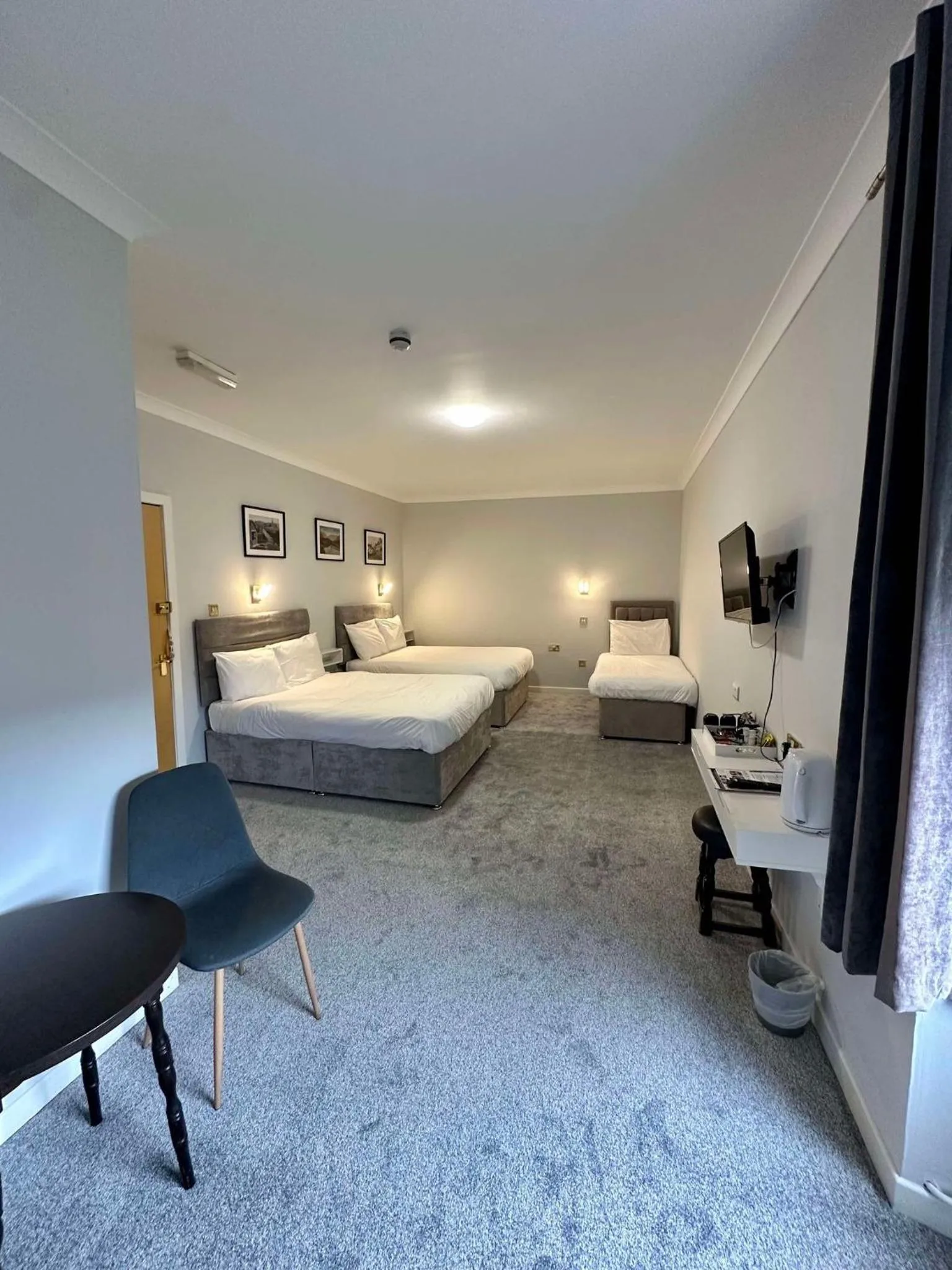 Bedroom, Bed in Airlie Arms Hotel