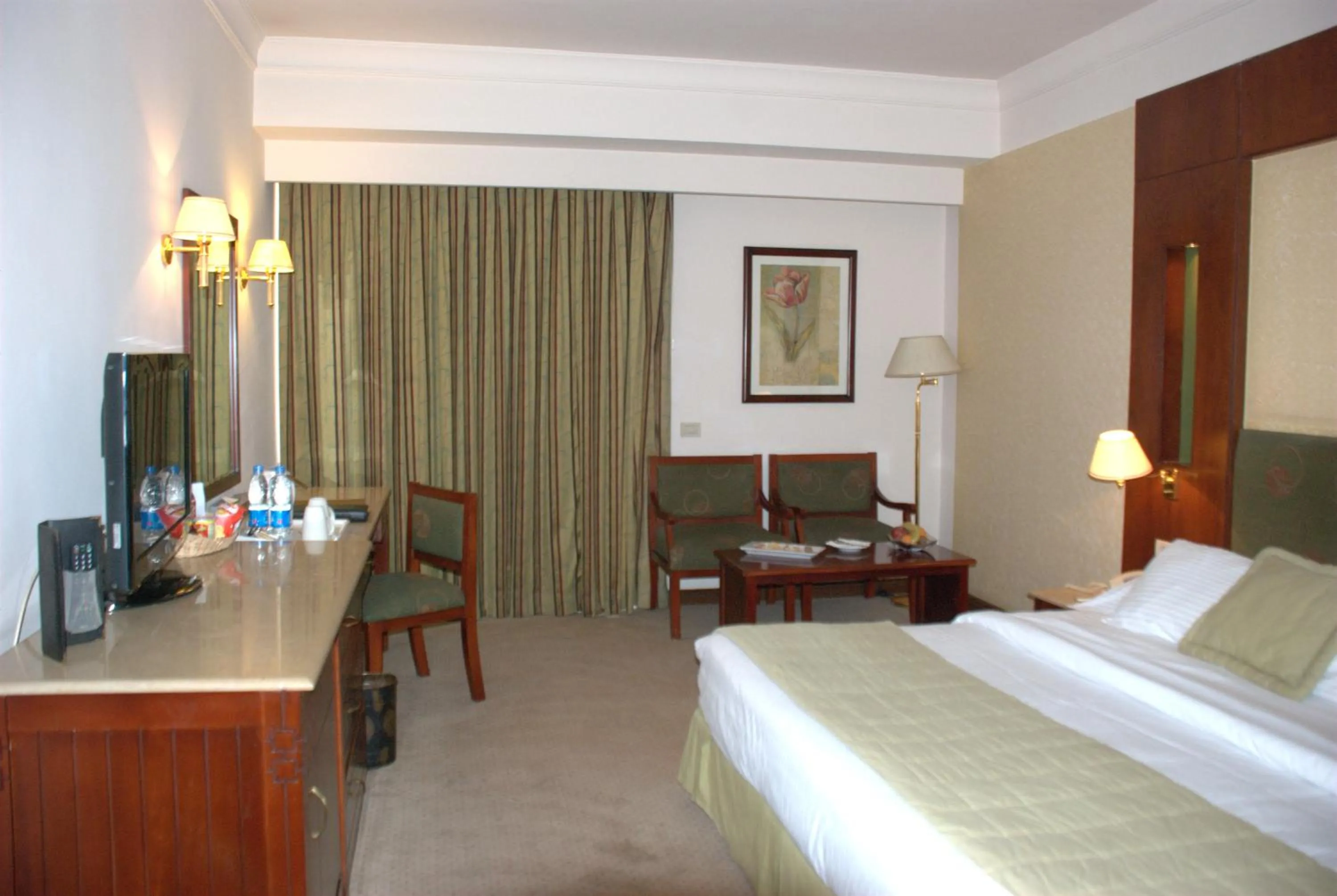 Photo of the whole room, Bed in Safir Hotel Cairo