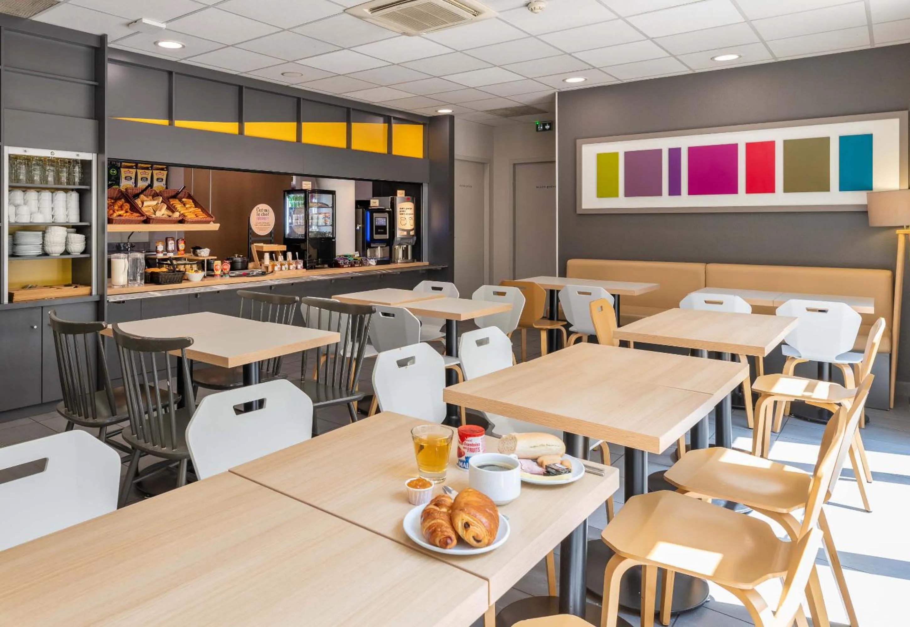 Restaurant/places to eat in B&B HOTEL Lyon Caluire Cité Internationale