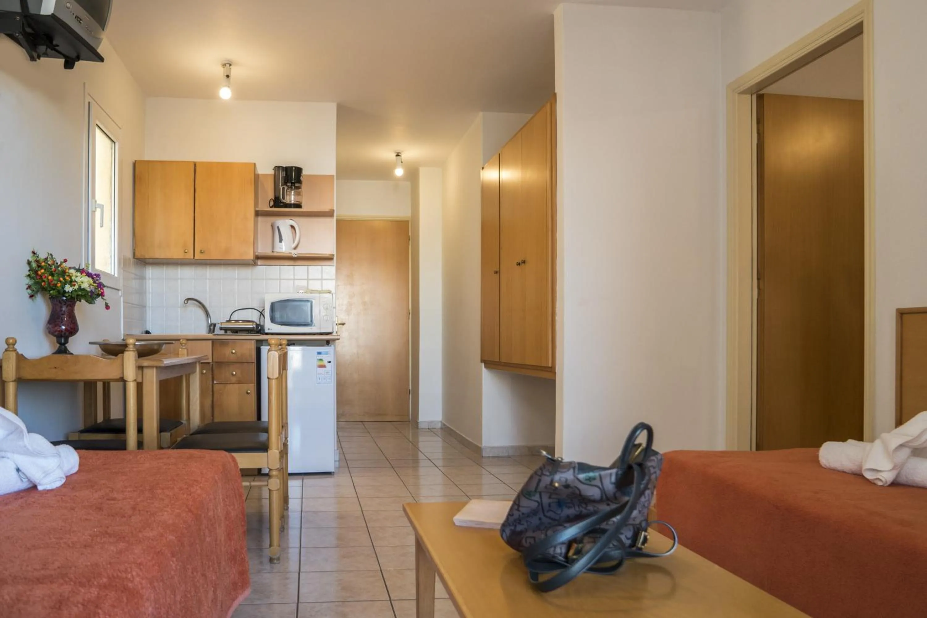 Coffee/tea facilities in Erato Studios & Apartments