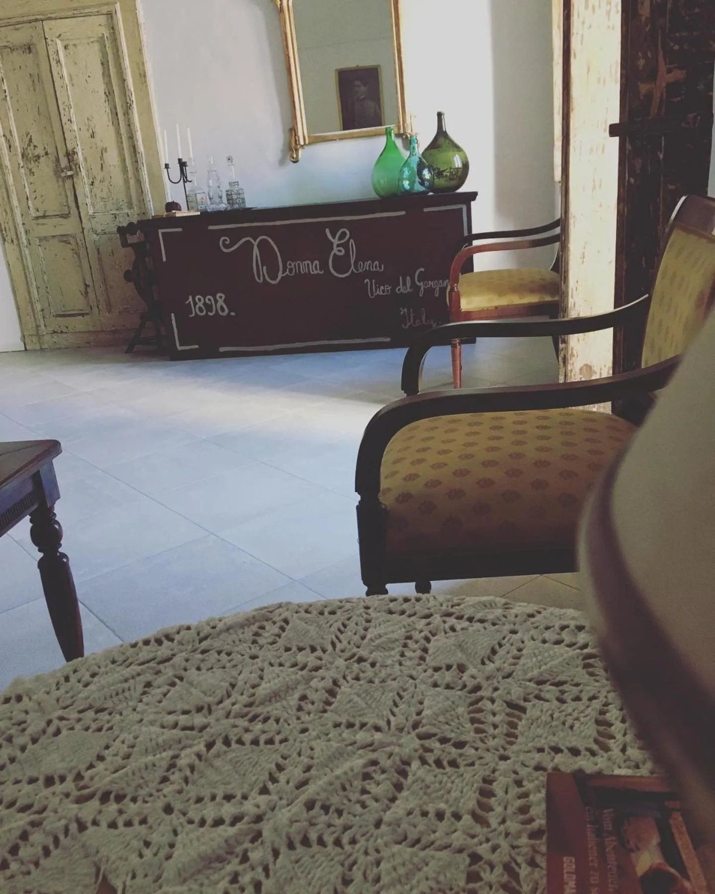 Seating area, Bed in Donna Elena