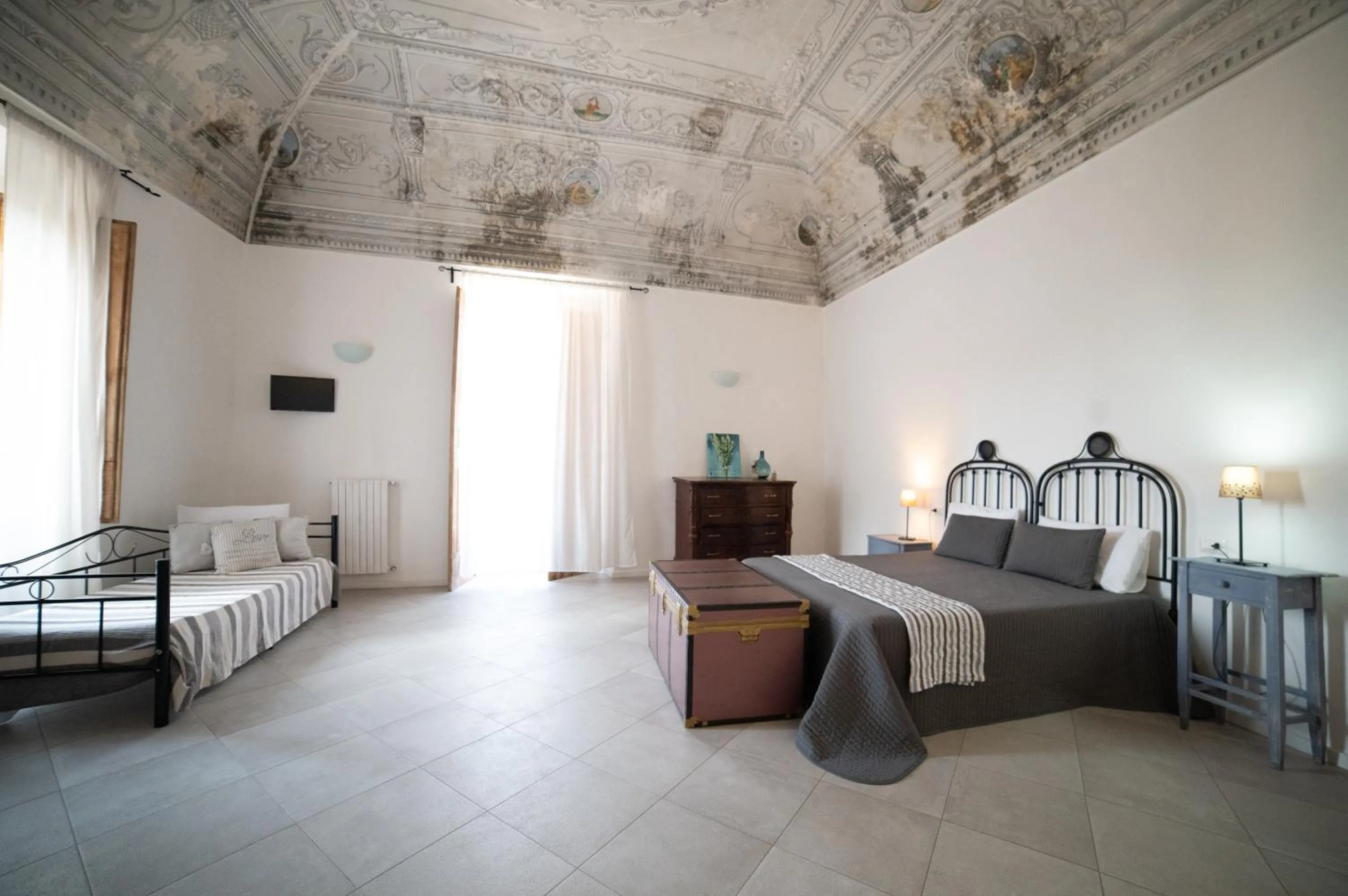 Photo of the whole room, Bed in Donna Elena