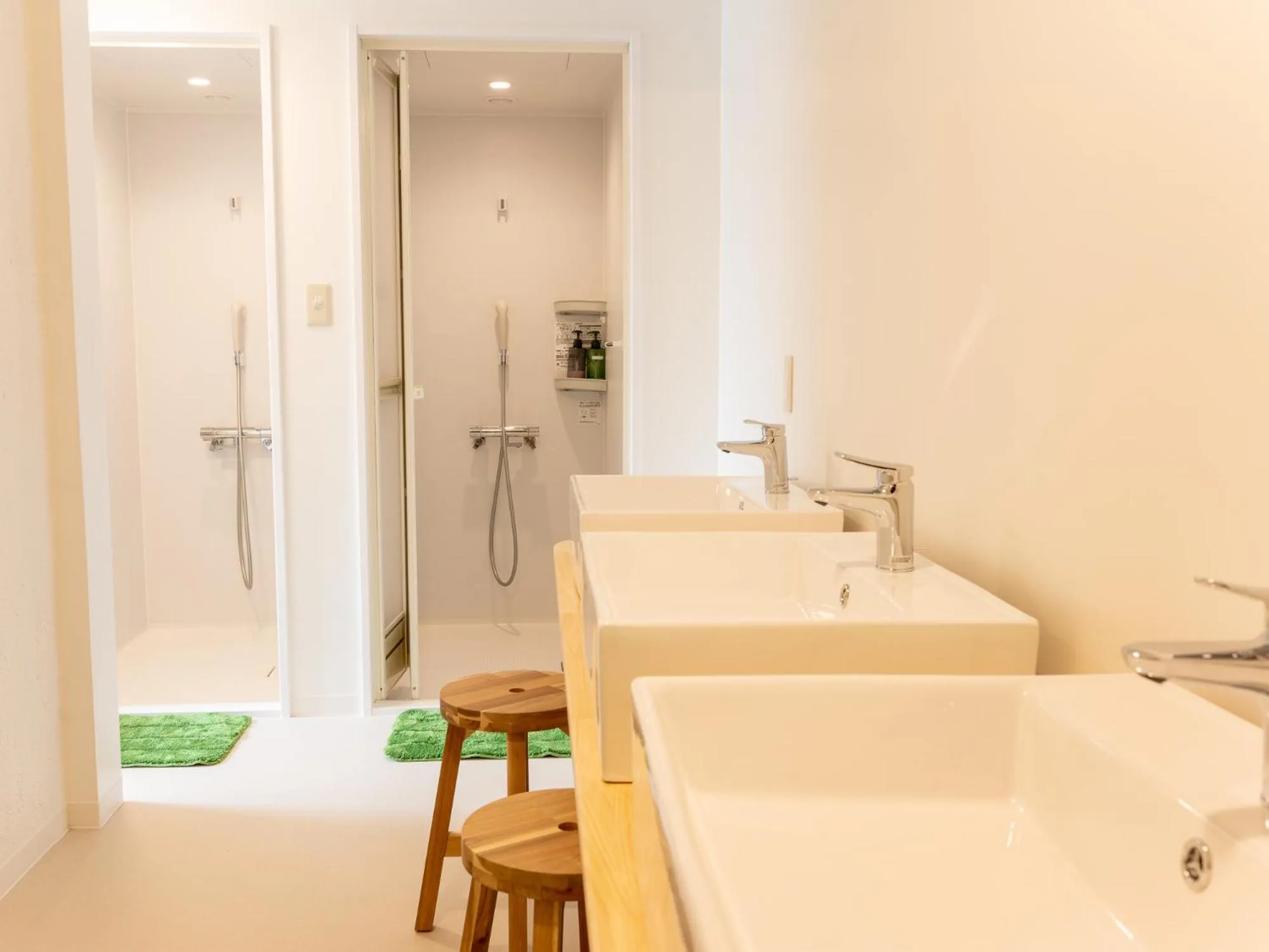 Shower in Hütte Jil Shirakabako at 1,400m