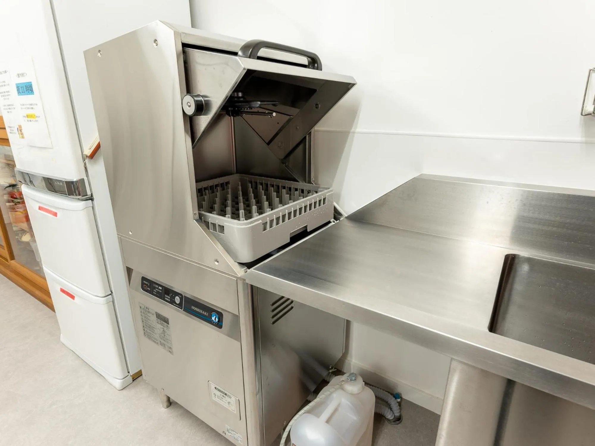 Communal kitchen in Hütte Jil Shirakabako at 1,400m