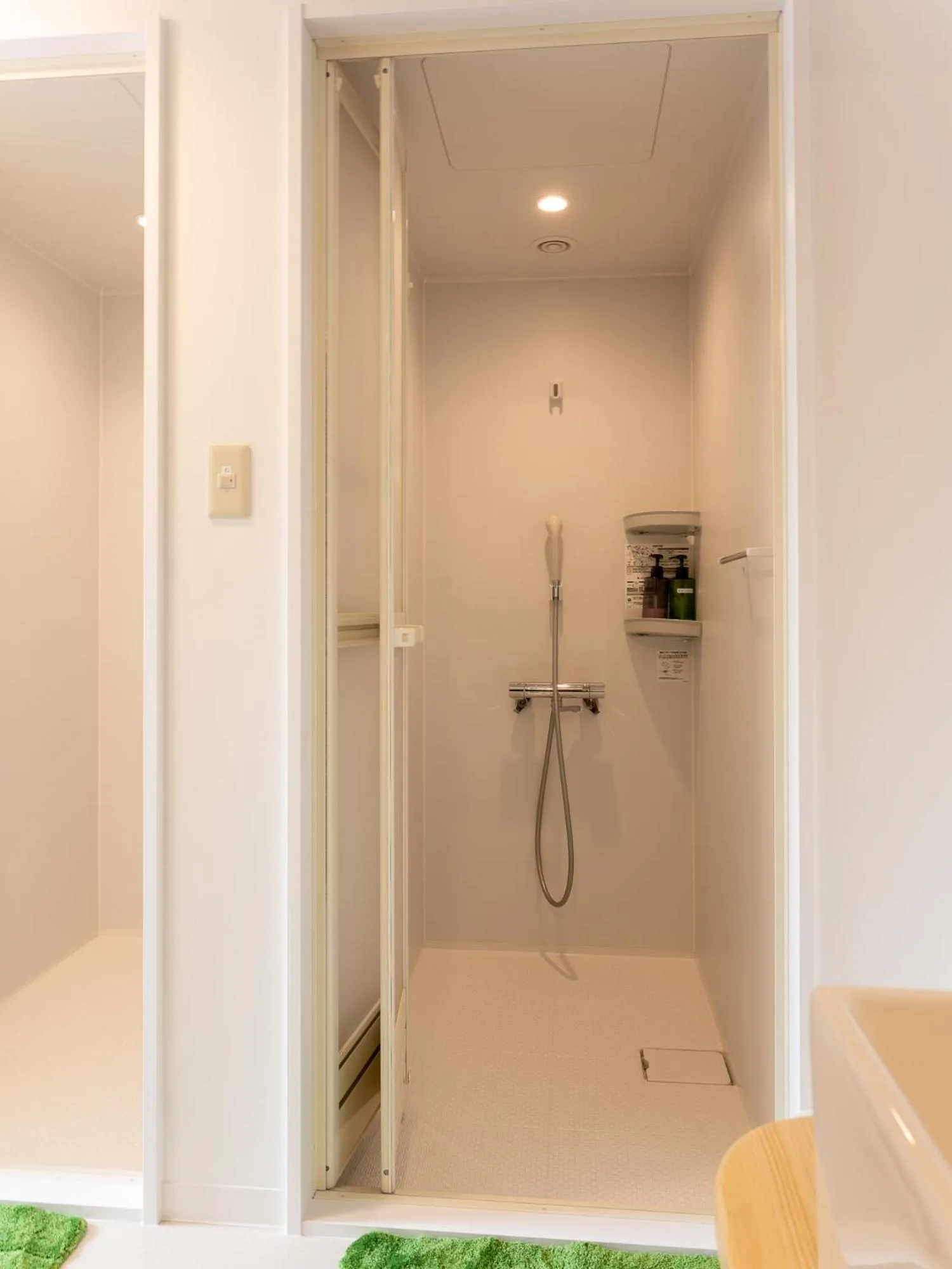 Shower in Hütte Jil Shirakabako at 1,400m