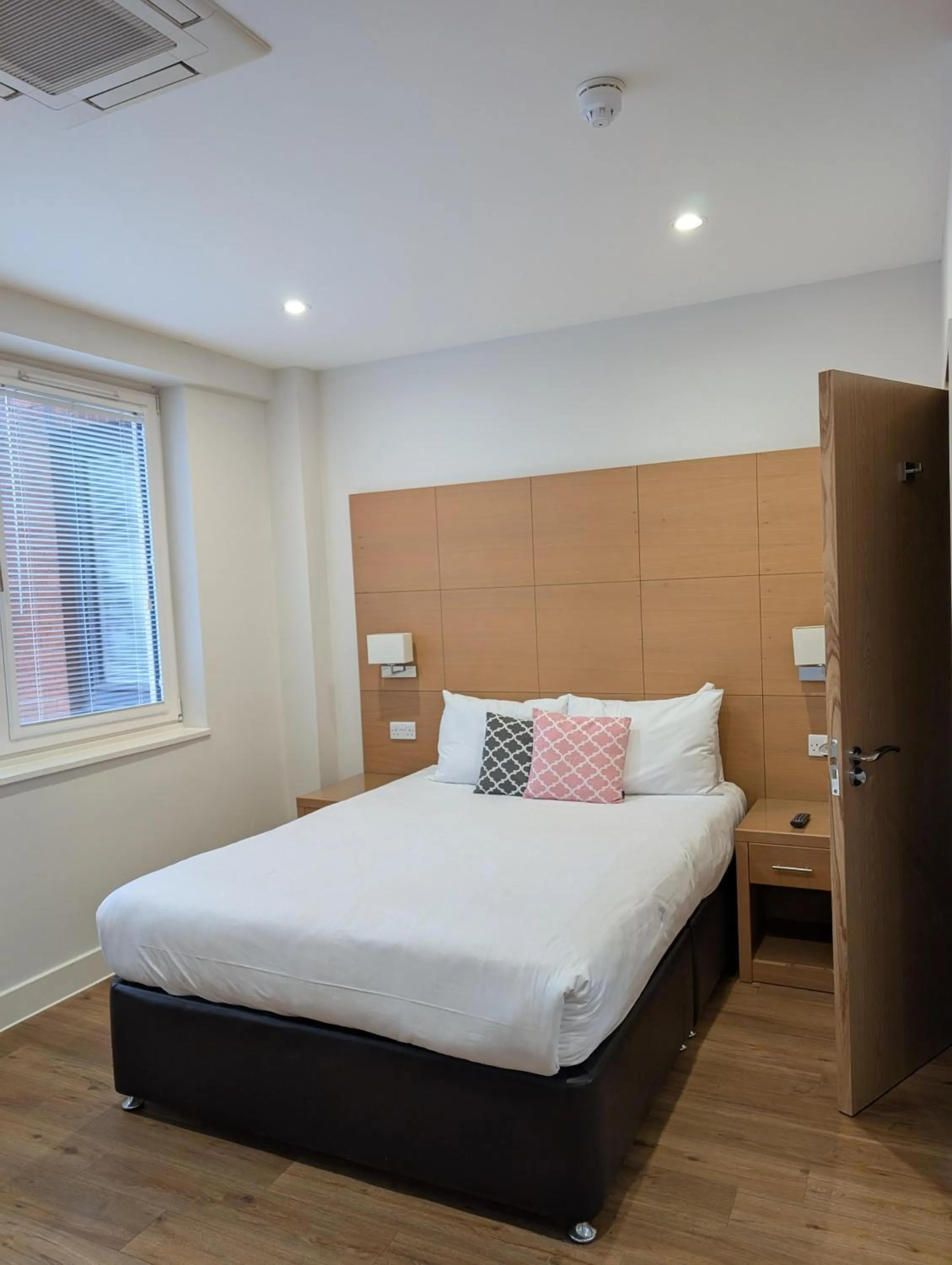 Bedroom, Bed in House of Fisher - 100 Kings Road