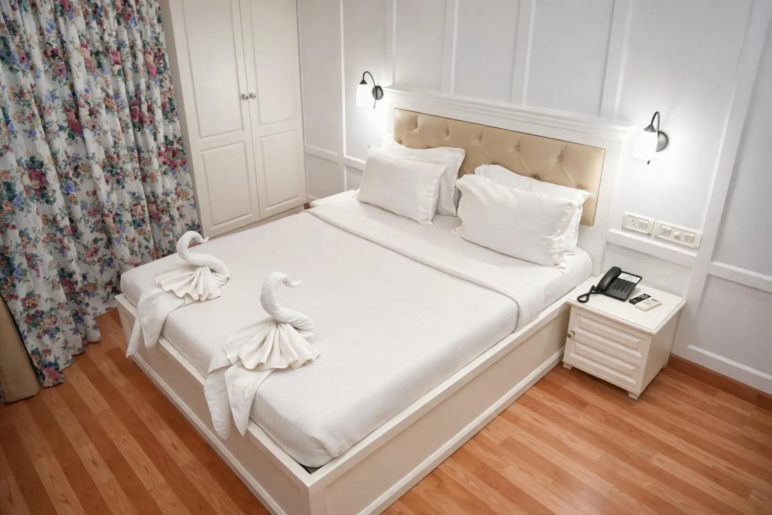 Bedroom, Bed in Daffodils Spice Court