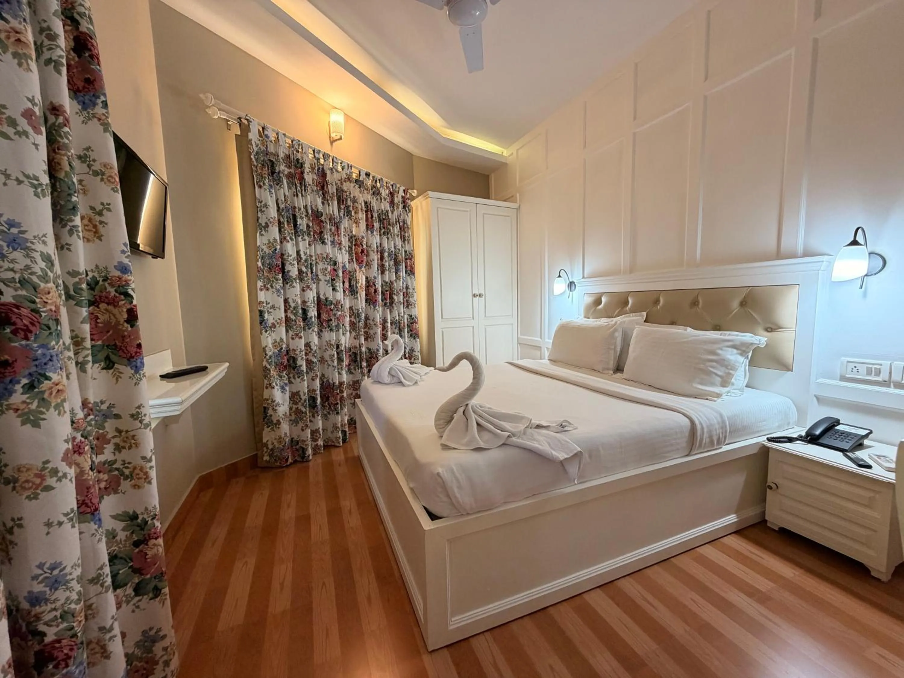 Photo of the whole room, Bed in Daffodils Spice Court