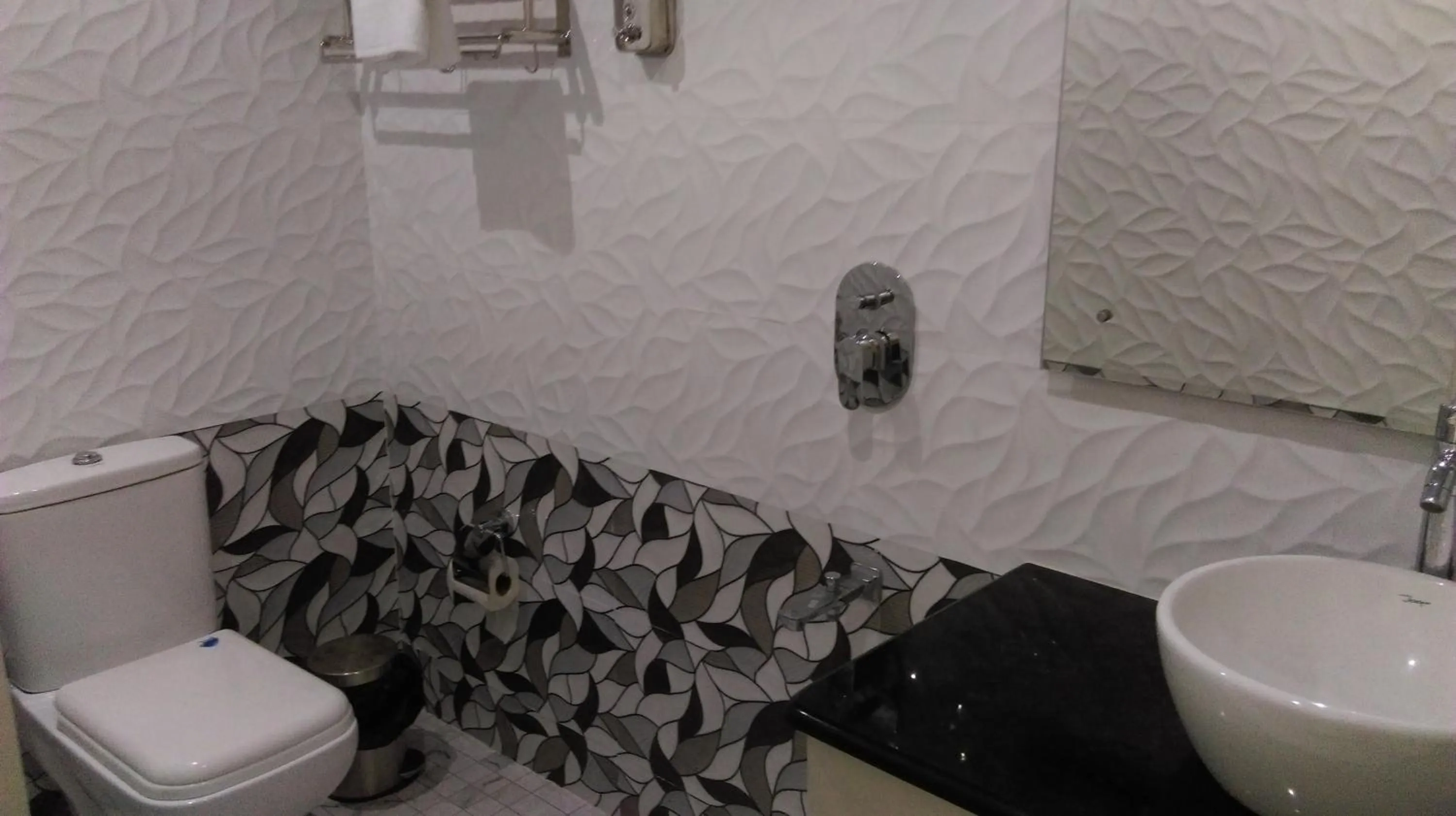 Bathroom in Daffodils Spice Court