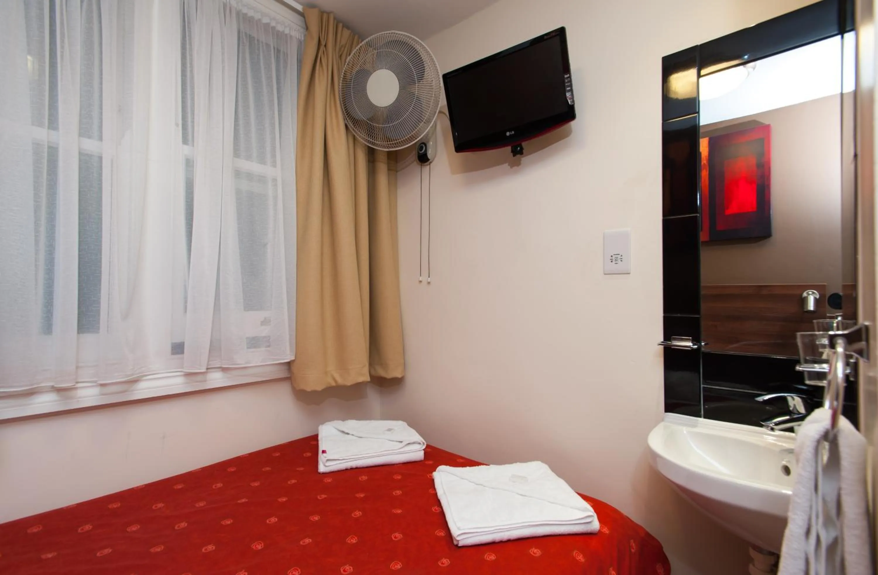 Bed in Marble Arch Inn