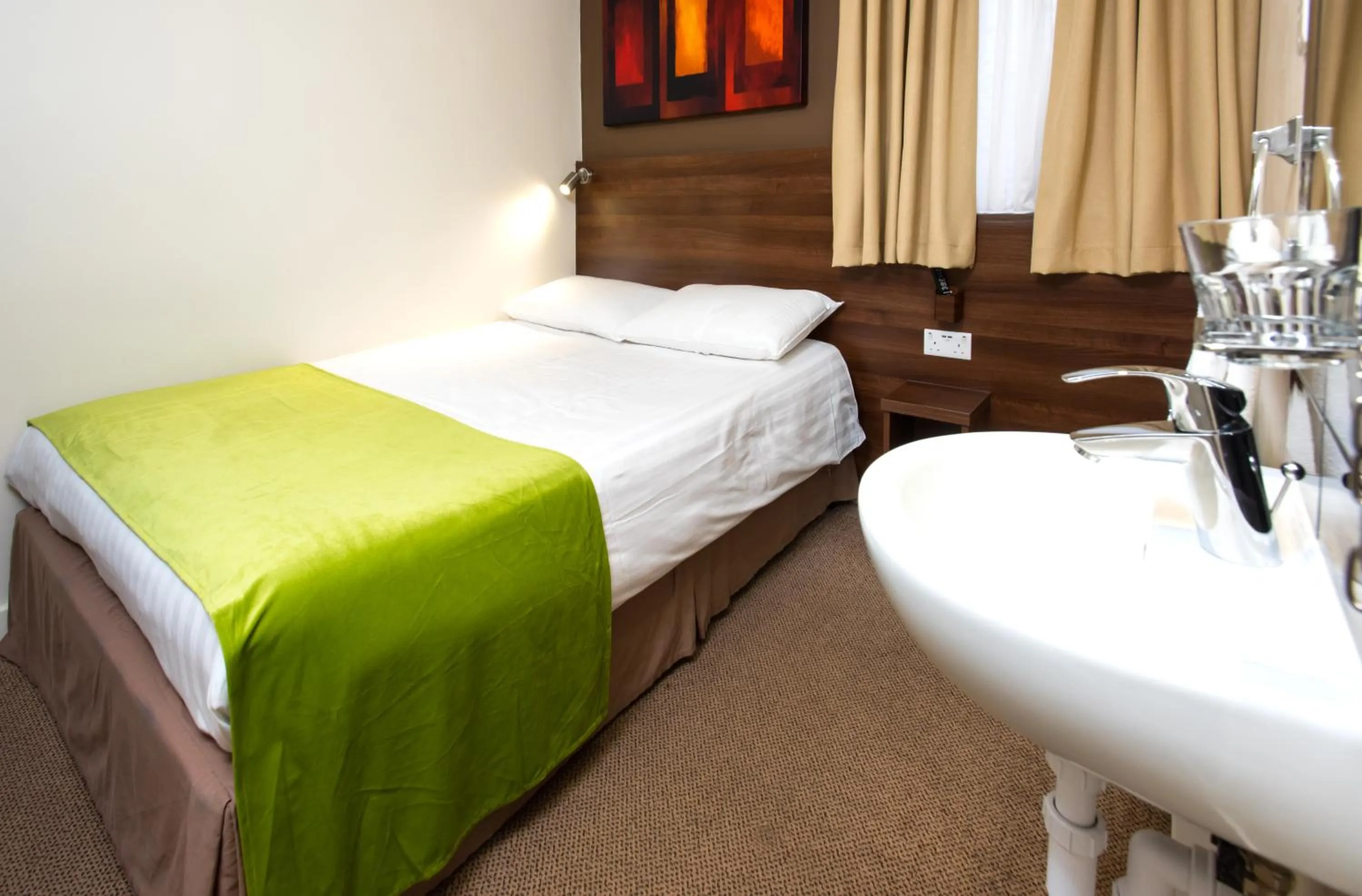 Bed in Marble Arch Inn