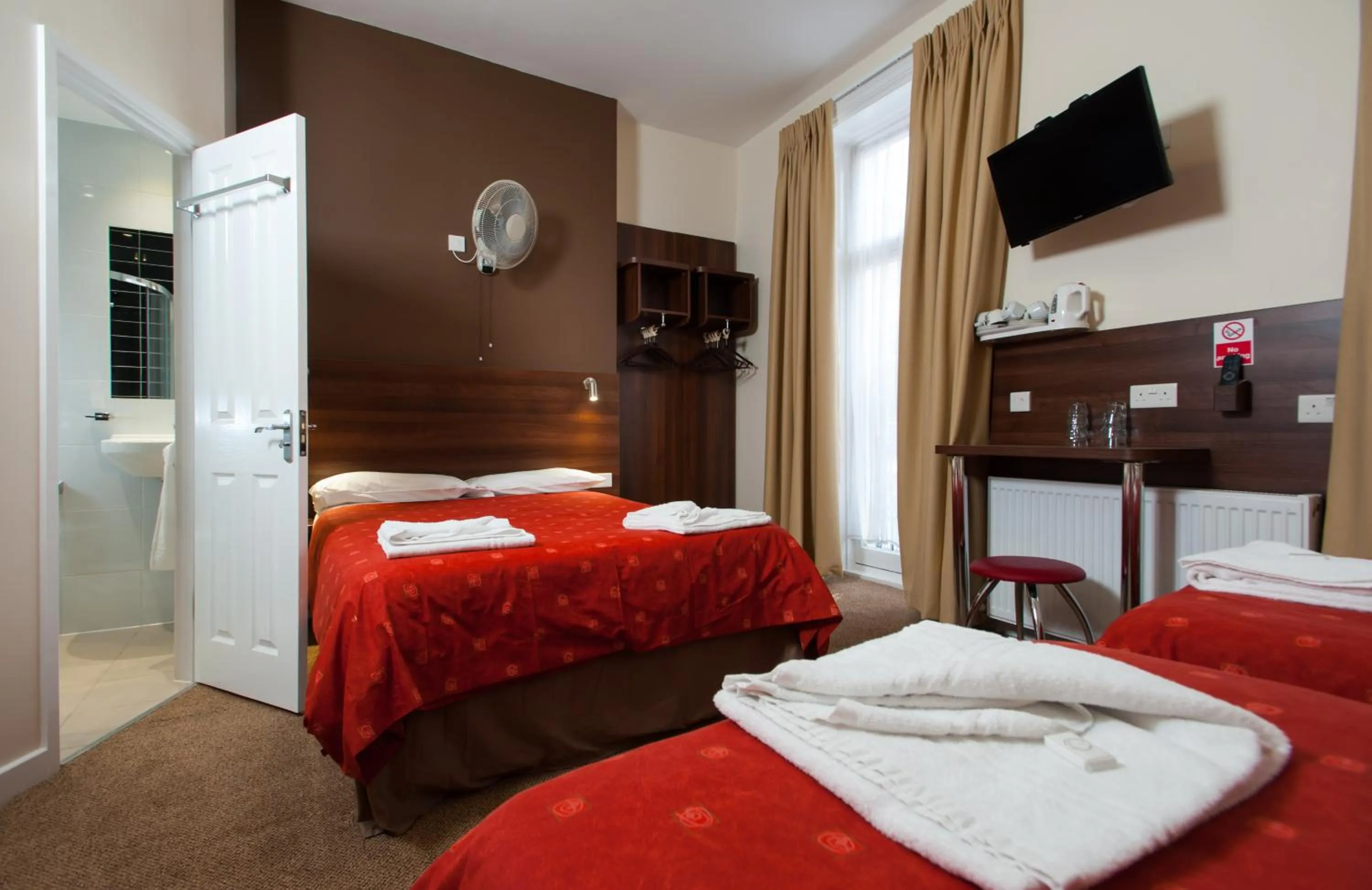 Bed in Marble Arch Inn