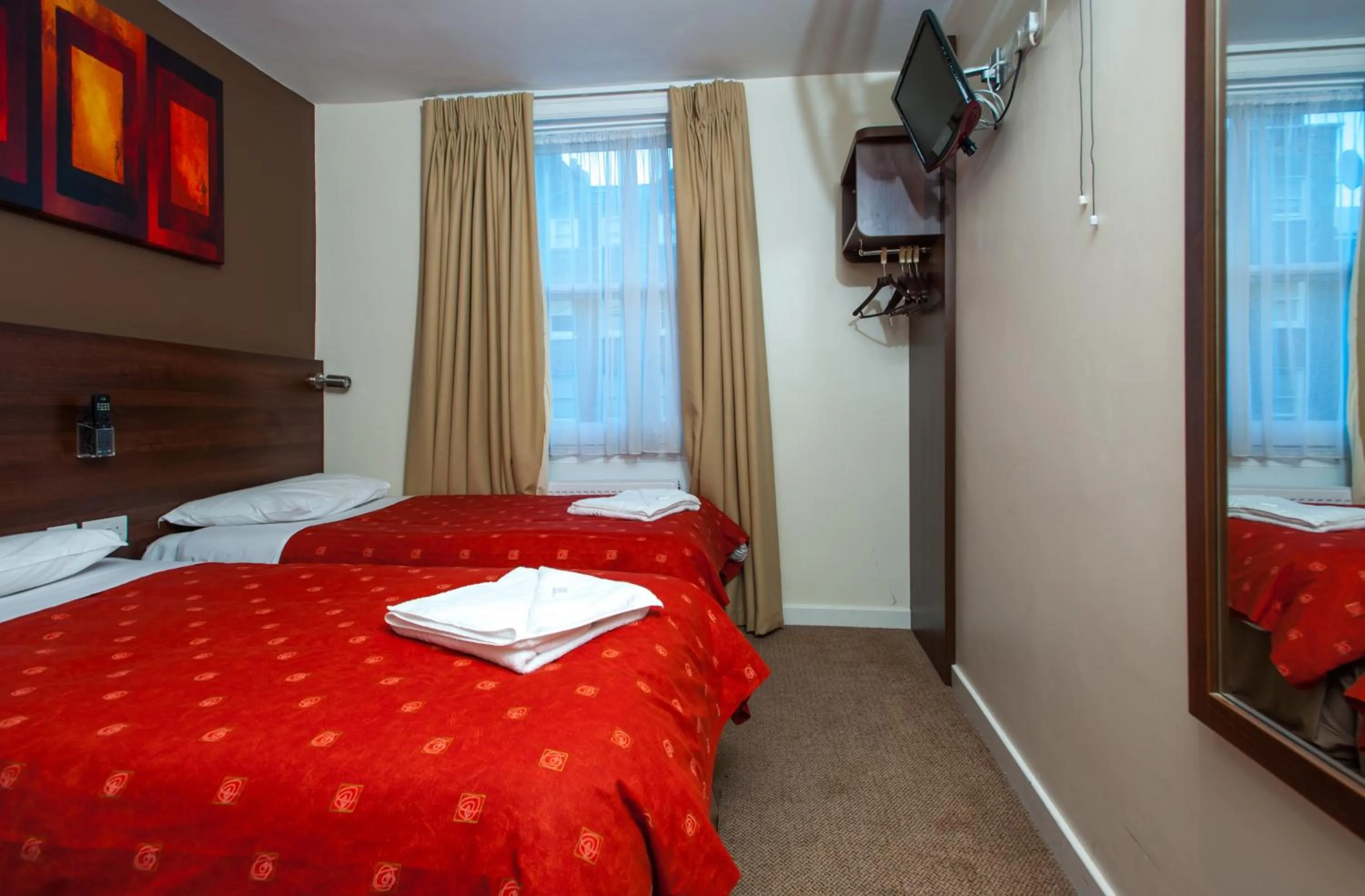 Bed in Marble Arch Inn