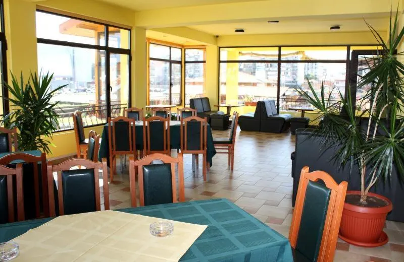 Restaurant/places to eat in Hotel Grand