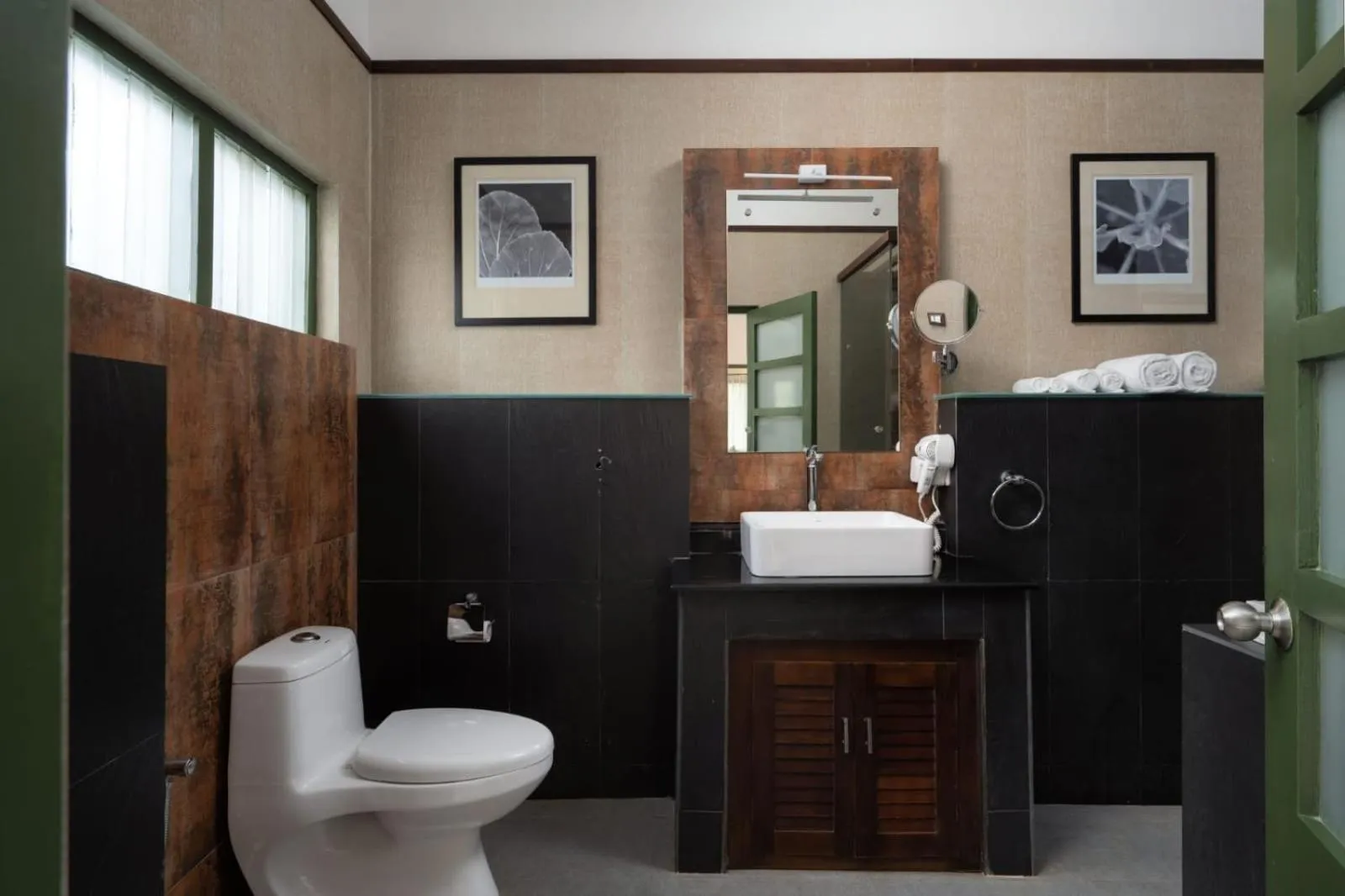 Bathroom in Reen Resorts Aanavilasam Plantation Thekkady