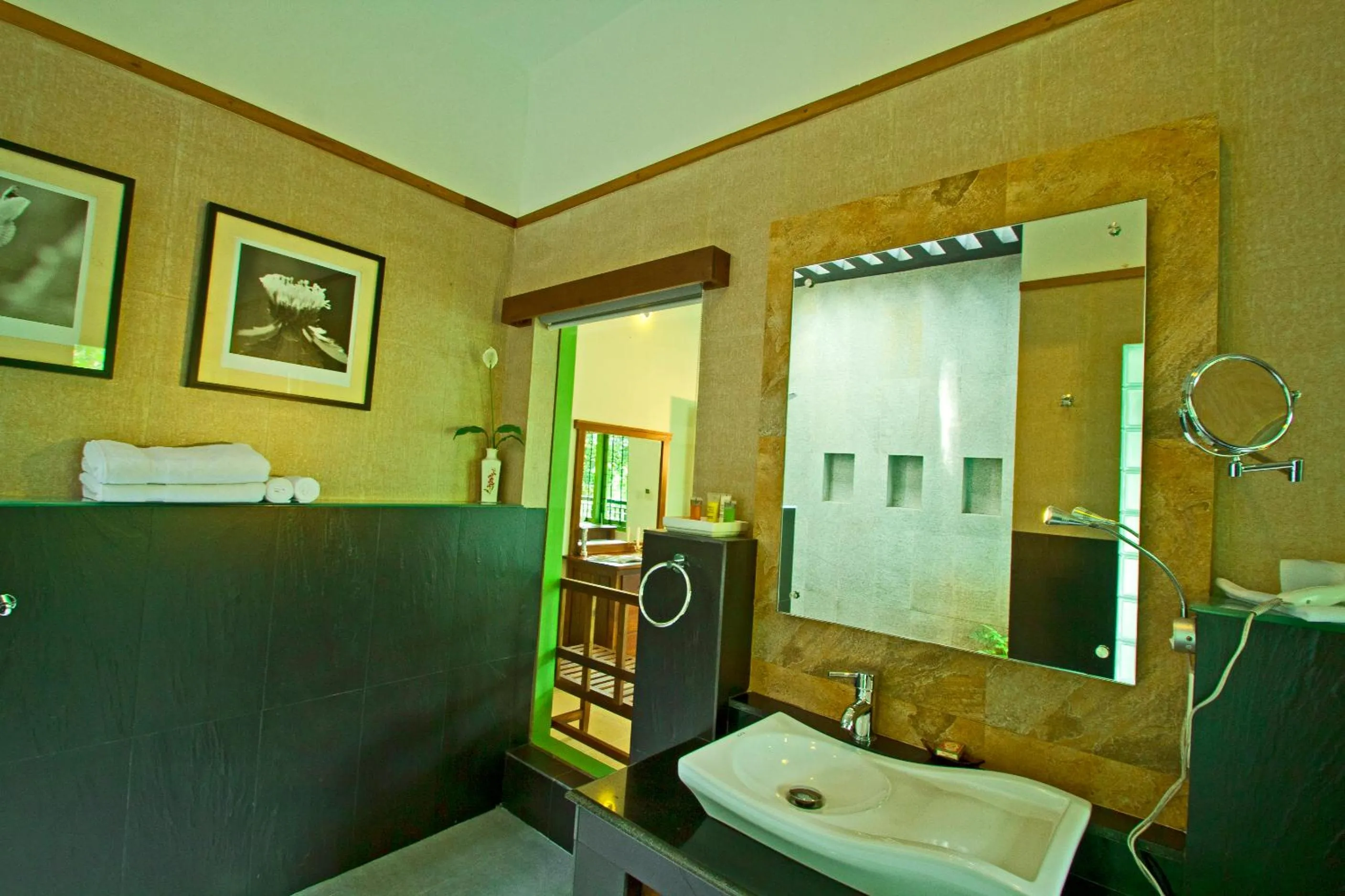 Bathroom in Reen Resorts Aanavilasam Plantation Thekkady