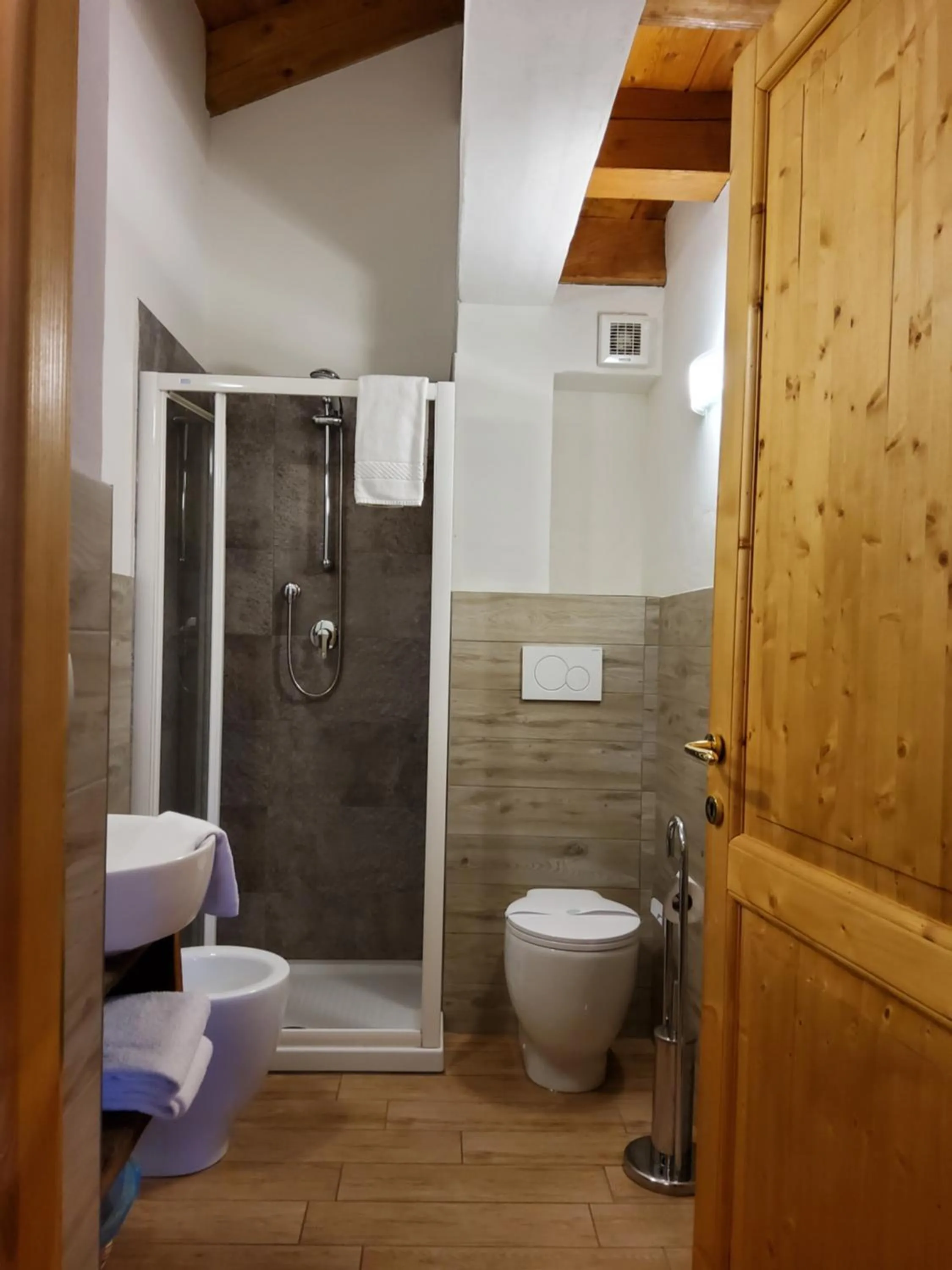 Shower in La Vigne de Papagran