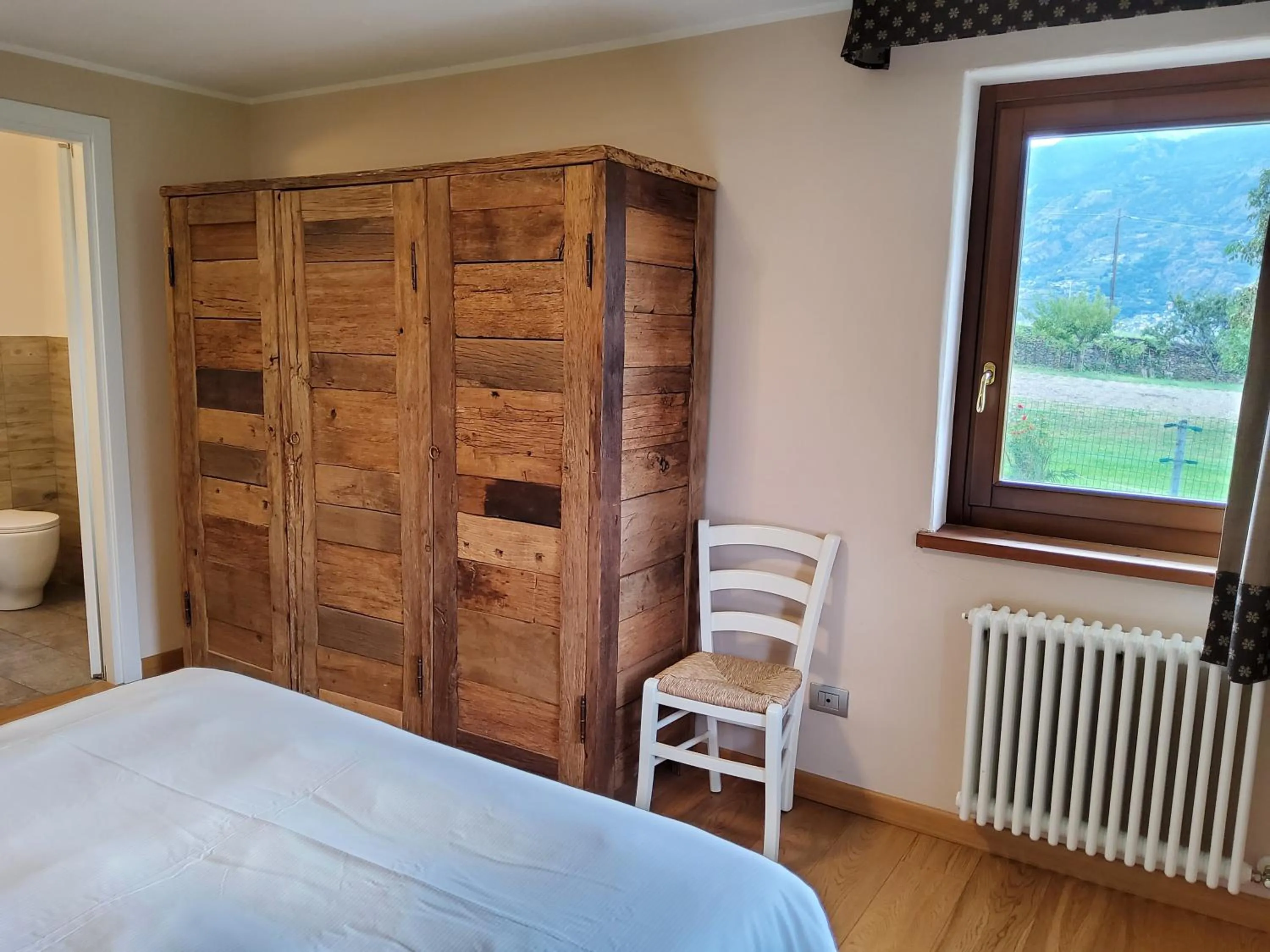 wardrobe, Bed in La Vigne de Papagran