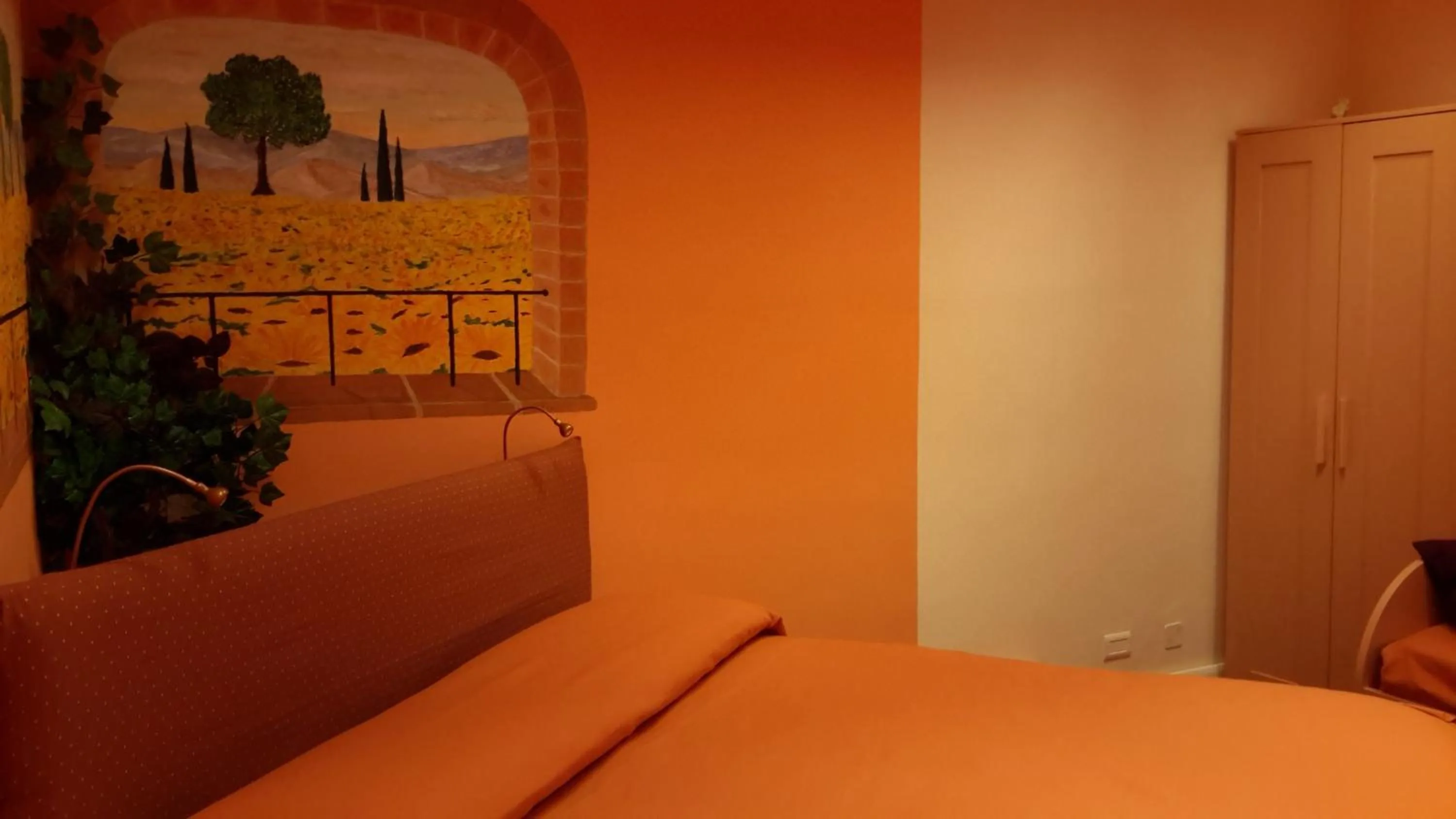 Decorative detail, Bed in Le Tre Sorelle B&b Garbatella