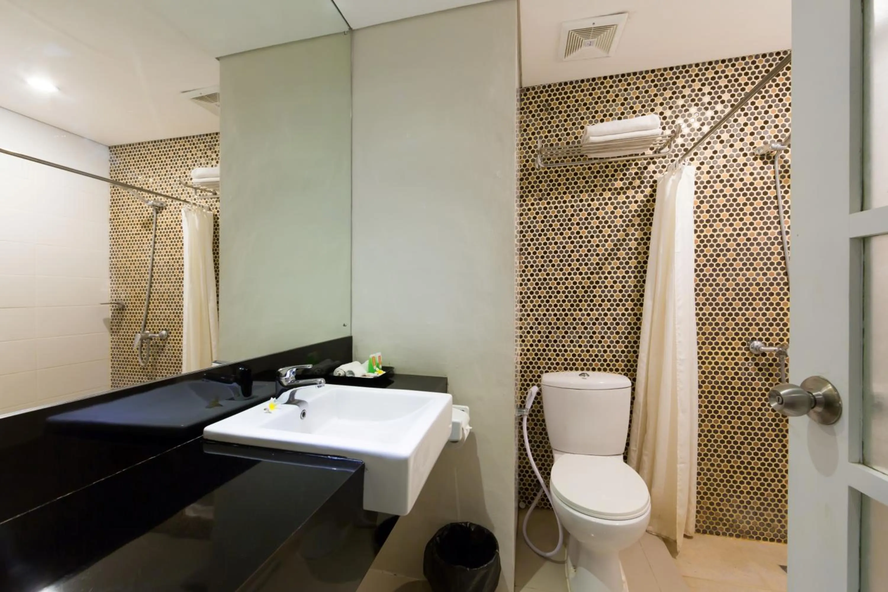 Toilet in The Rinaya Canggu by ecommerceloka