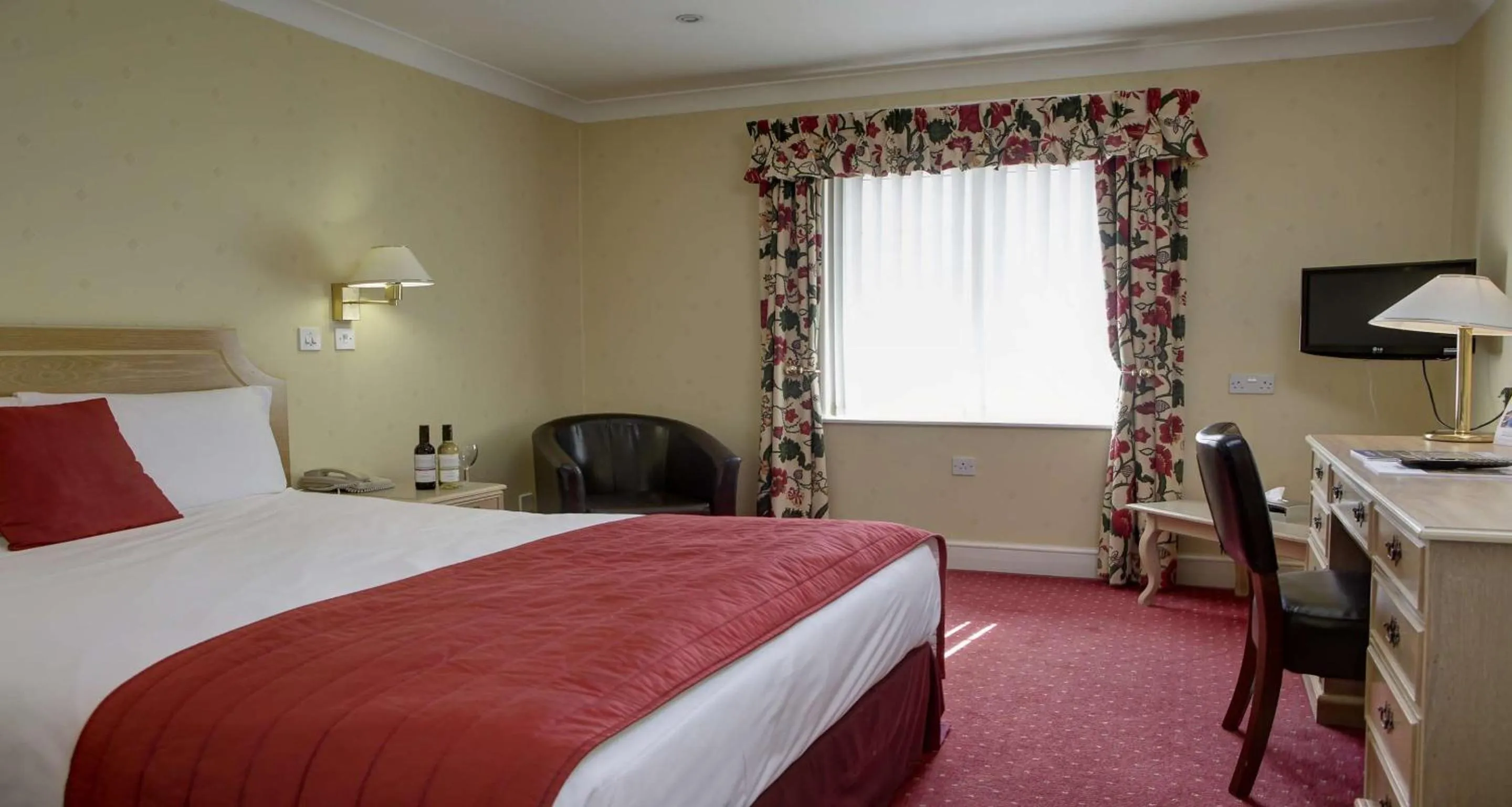 Bedroom, Bed in Best Western Reading Calcot Hotel