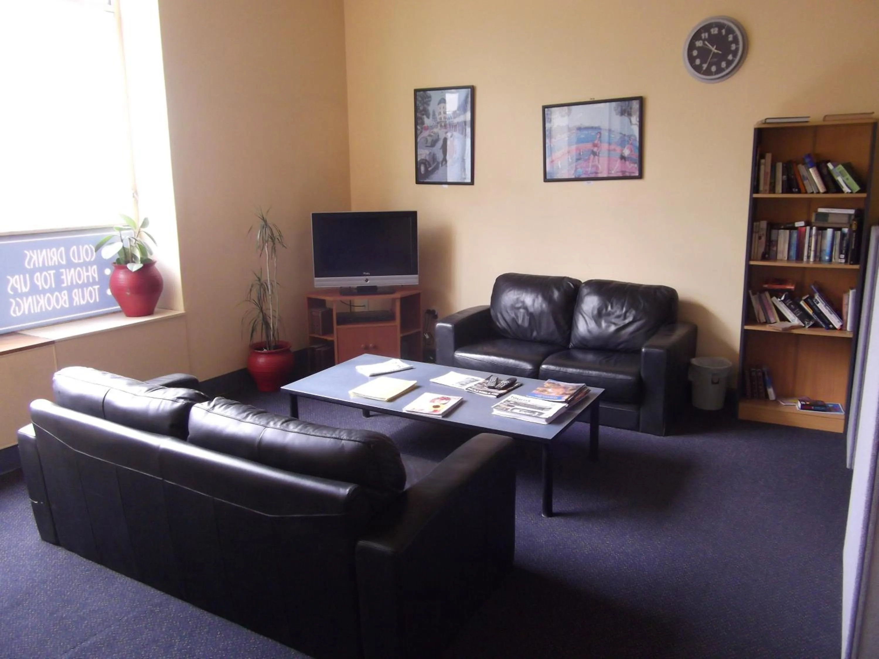 Communal lounge/ TV room in Archies Bunker Affordable Accommodation