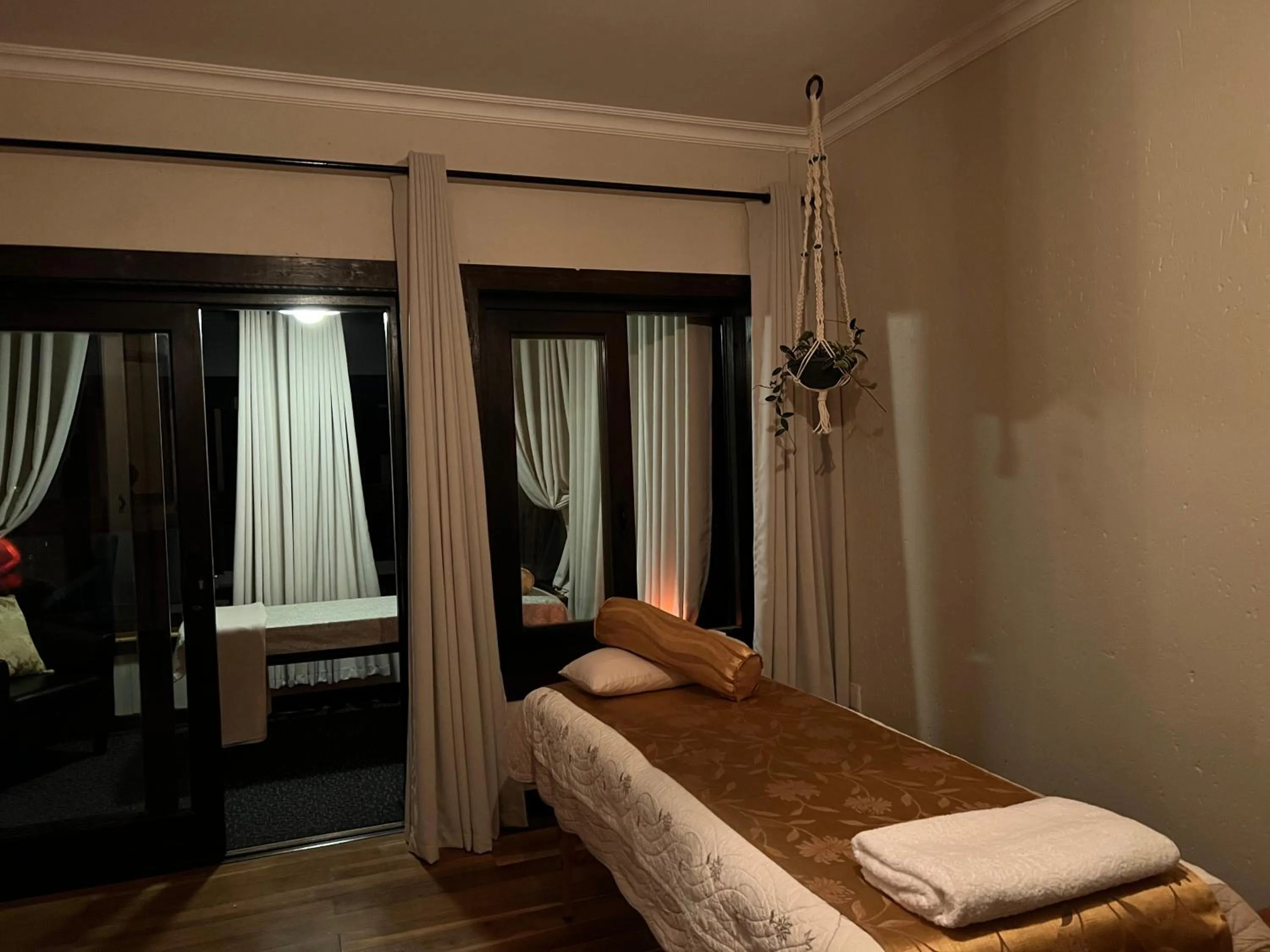 Massage, Bed in Malachite Manor