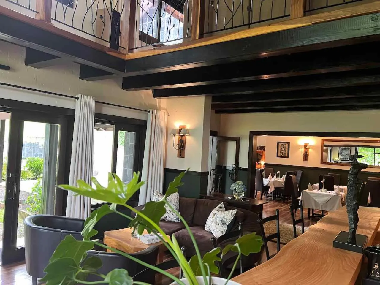 Restaurant/places to eat in Malachite Manor