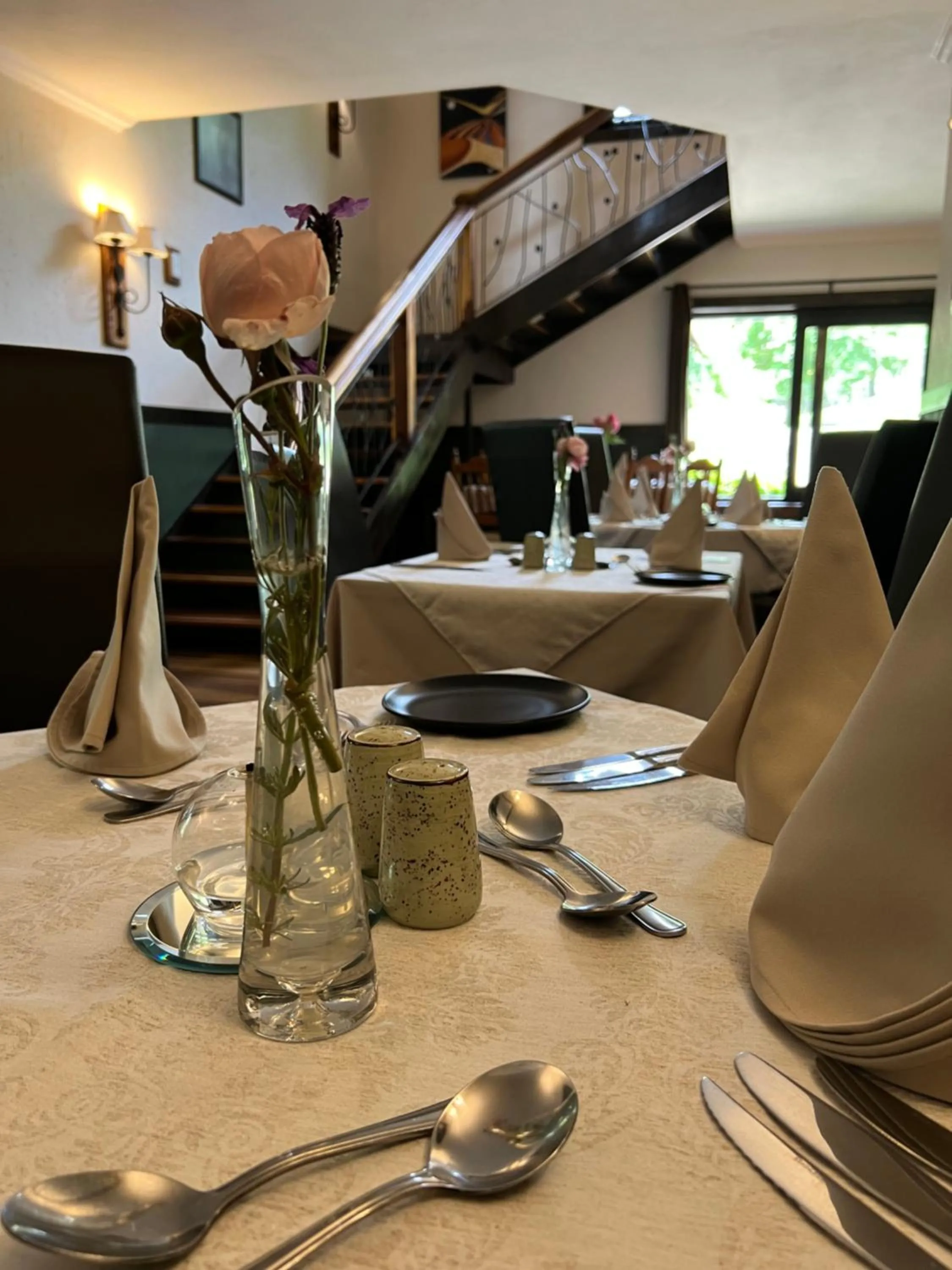 Restaurant/places to eat in Malachite Manor