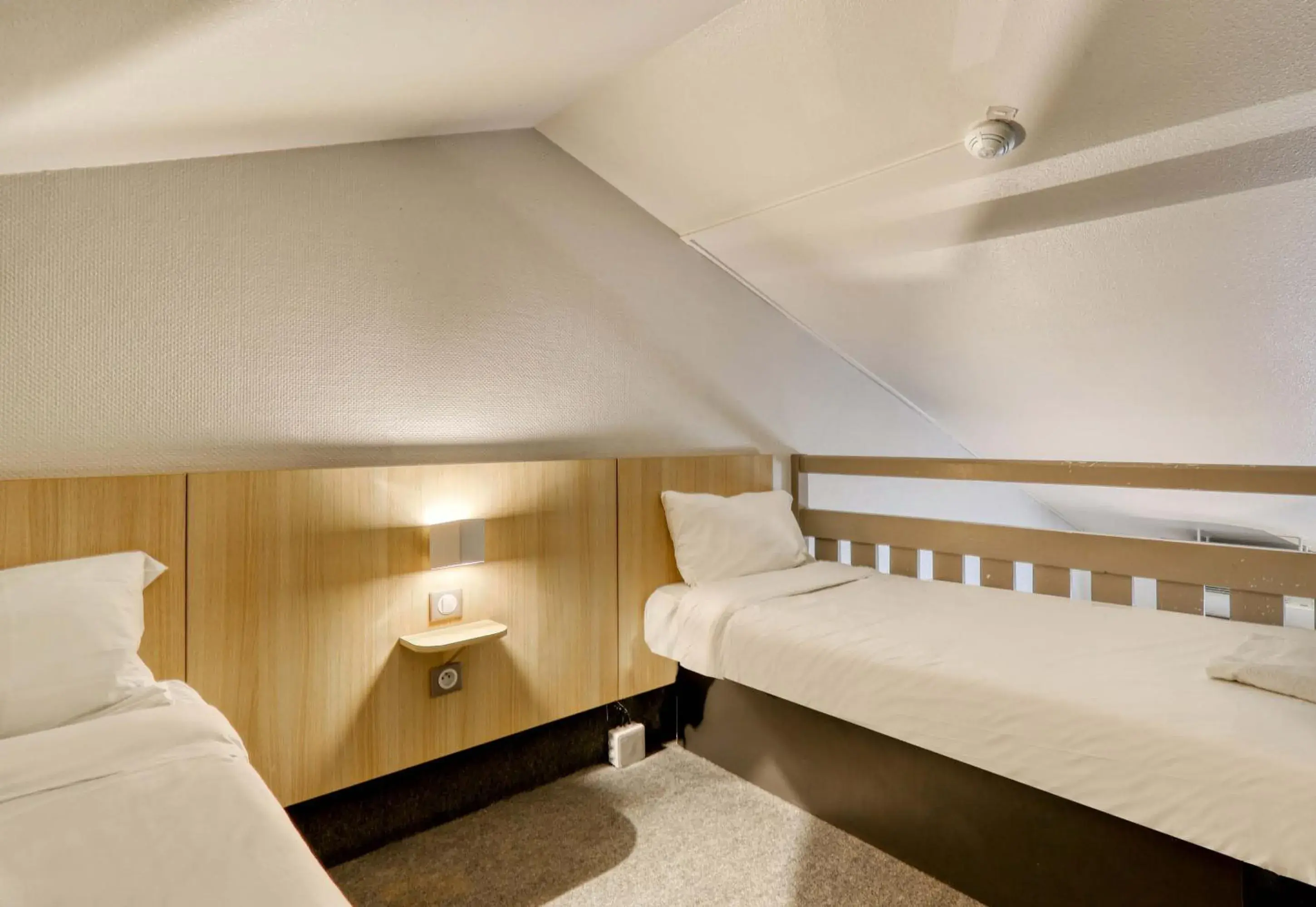 Classic Quadruple Room in B&B HOTEL Clermont-Ferrand Le Brézet Aéroport Classic Quadruple Room in B&B HOTEL Clermont-Ferrand Le Brézet Aéroport