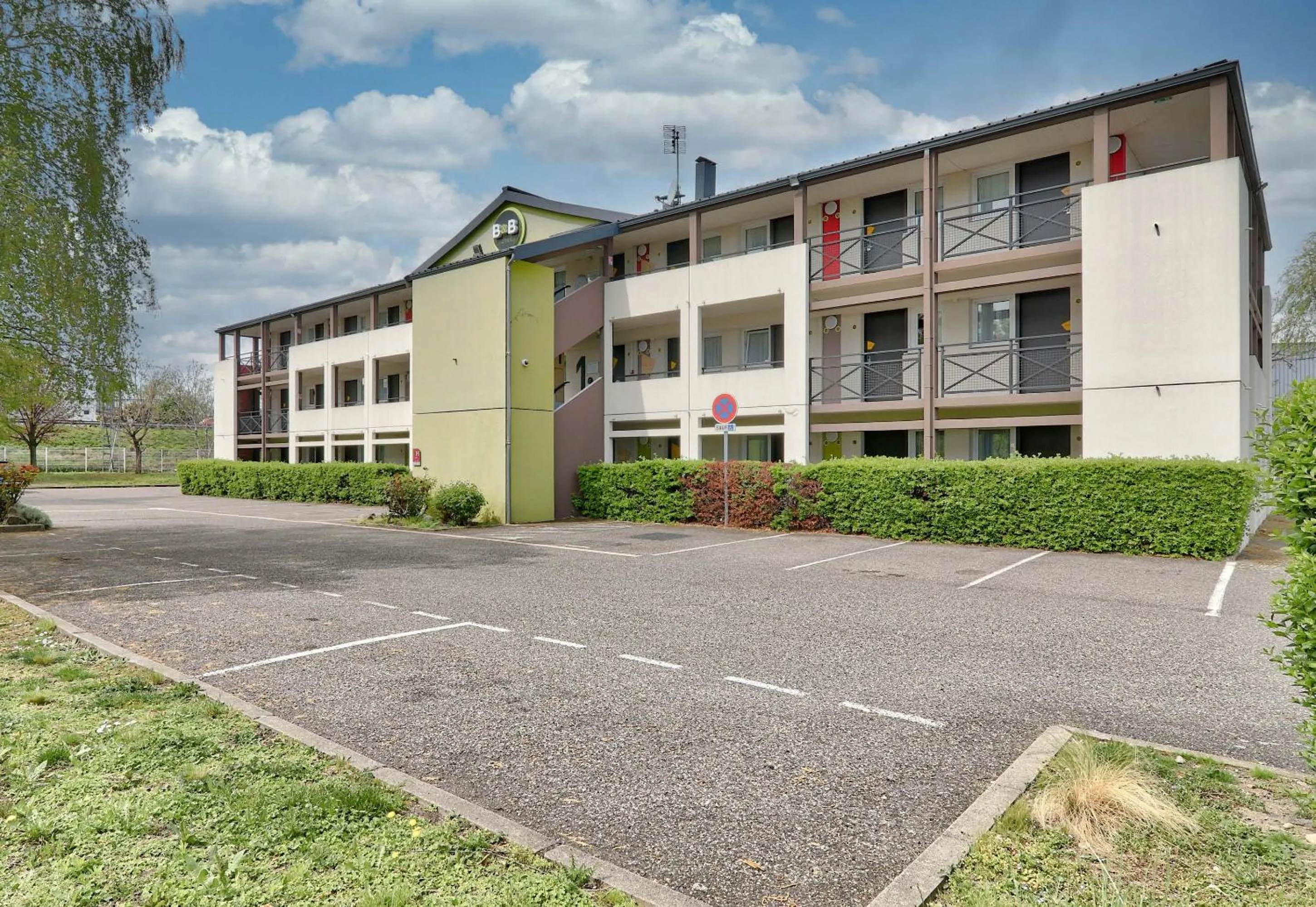 Property building in B&B HOTEL Clermont-Ferrand Le Brézet Aéroport