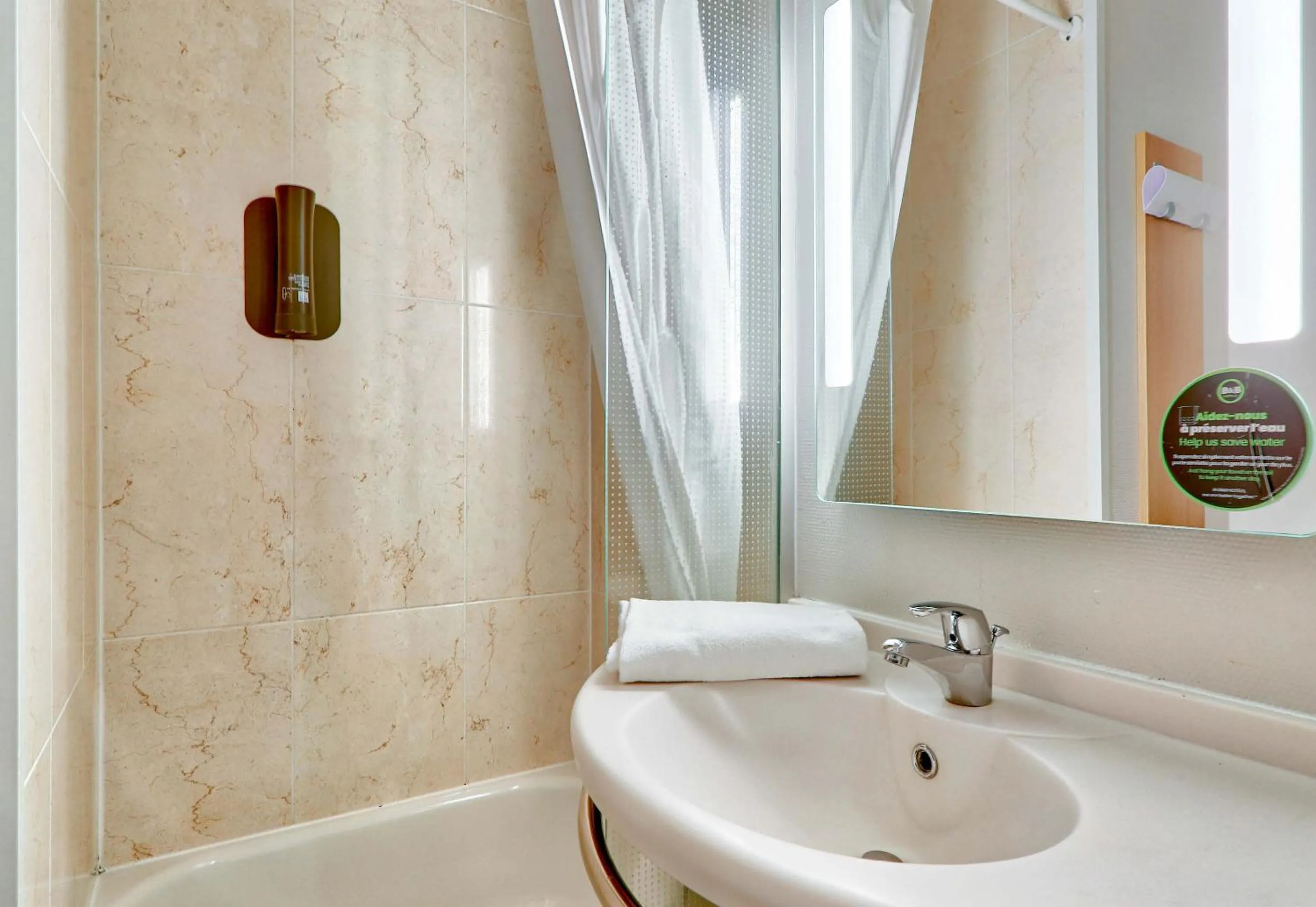 Bathroom in B&B HOTEL Clermont-Ferrand Le Brézet Aéroport