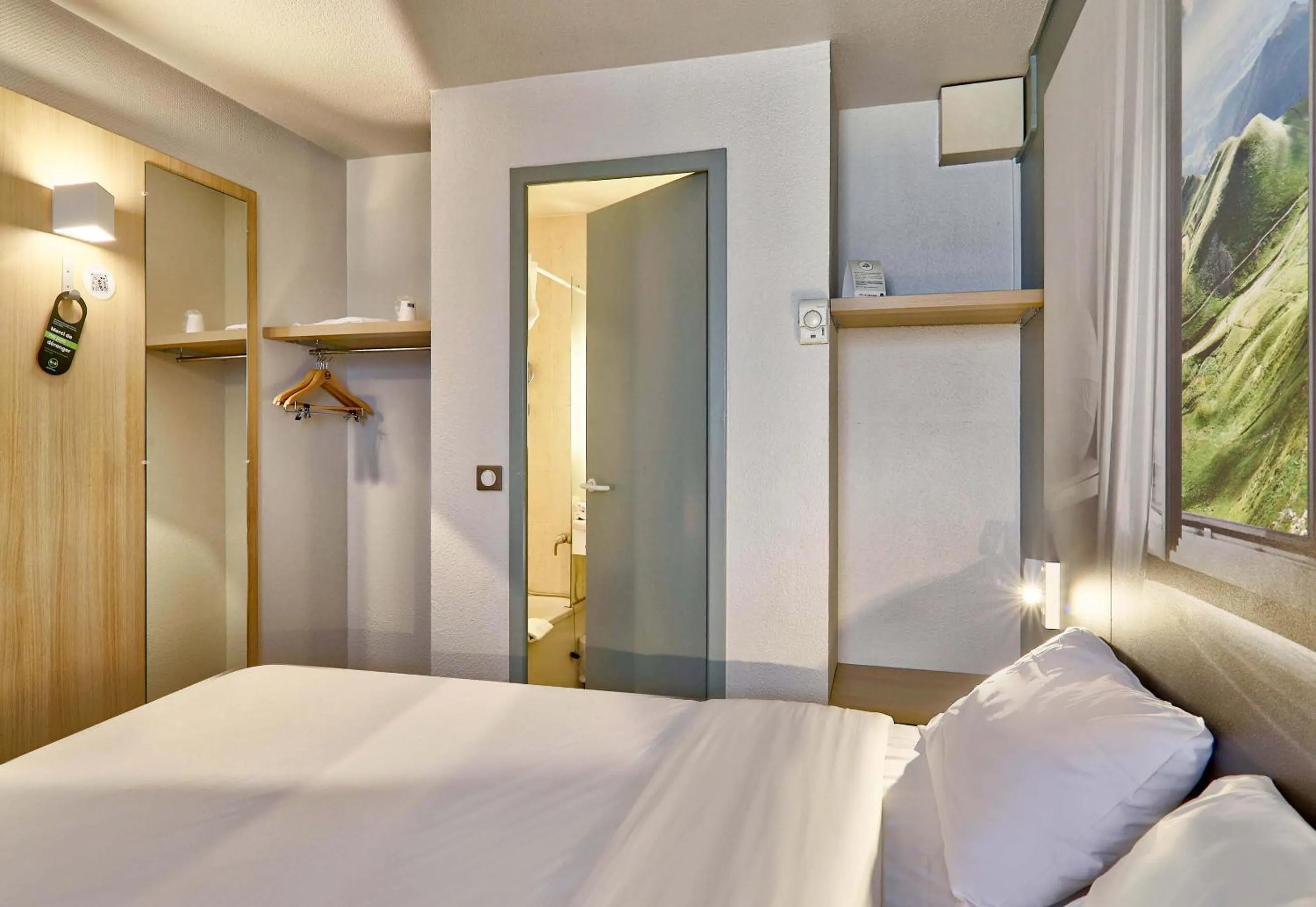 Photo of the whole room, Bed in B&B HOTEL Clermont-Ferrand Le Brézet Aéroport