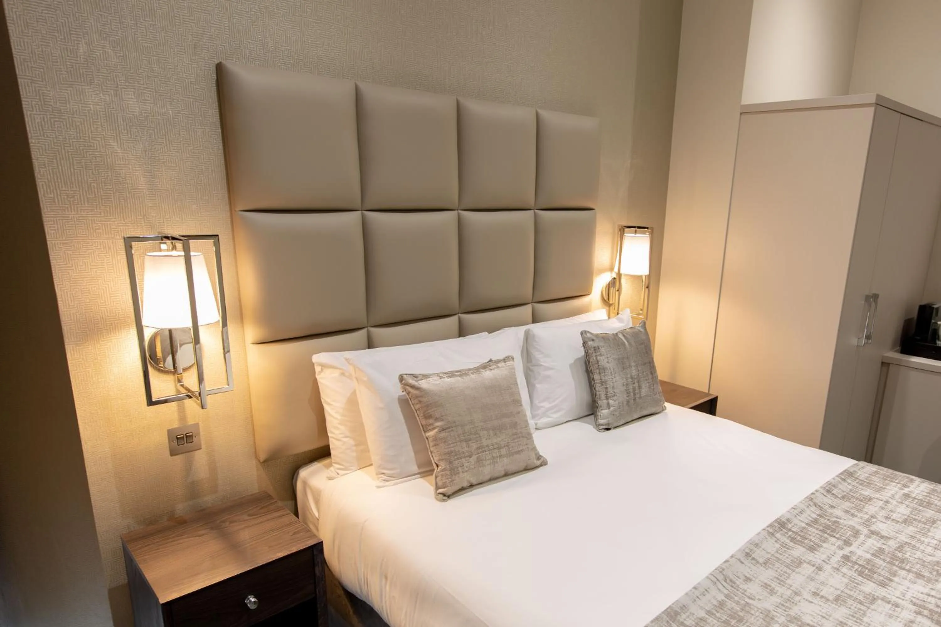 Bedroom, Bed in The Crescent Hyde Park