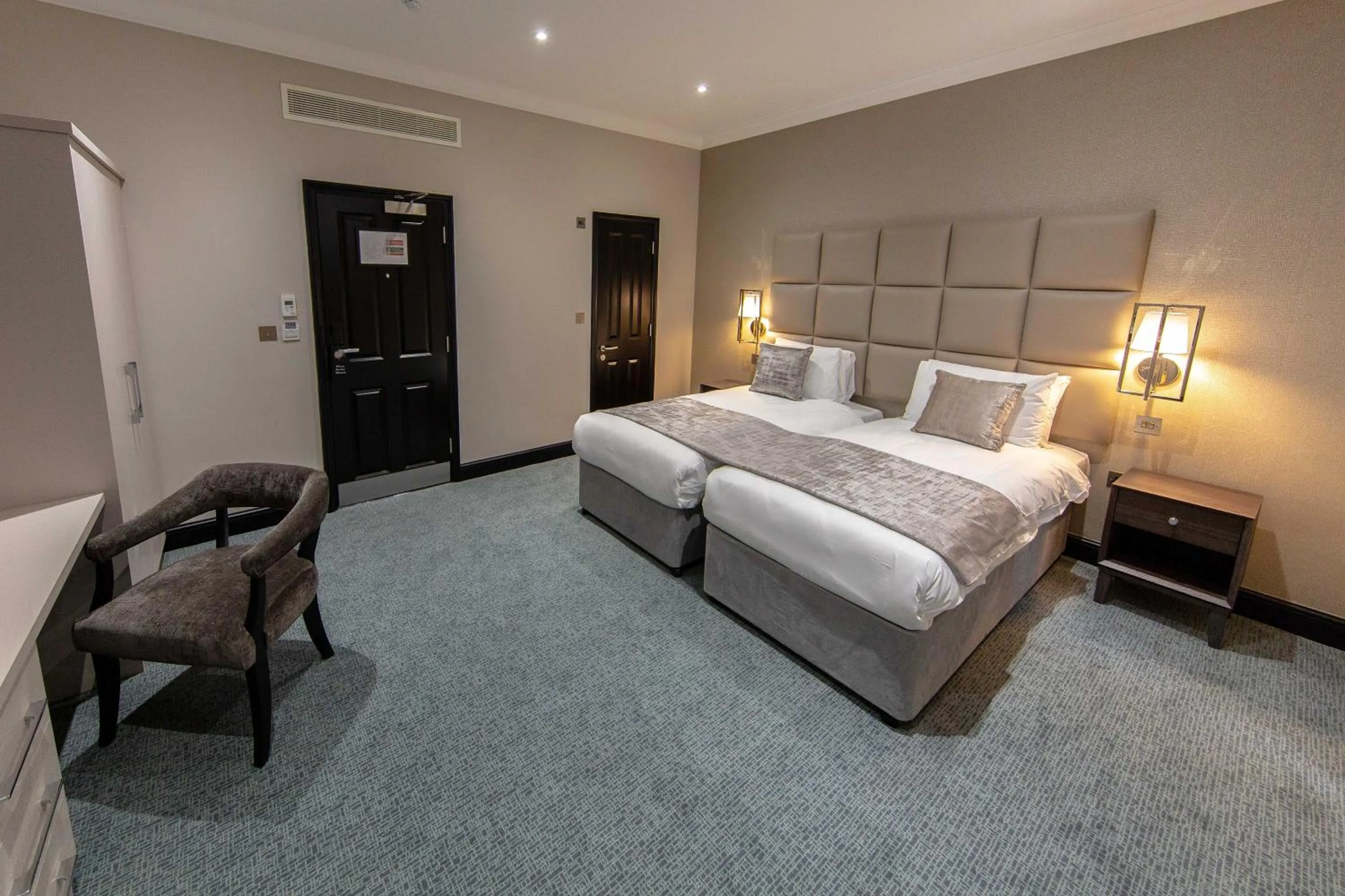 Photo of the whole room, Bed in The Crescent Hyde Park