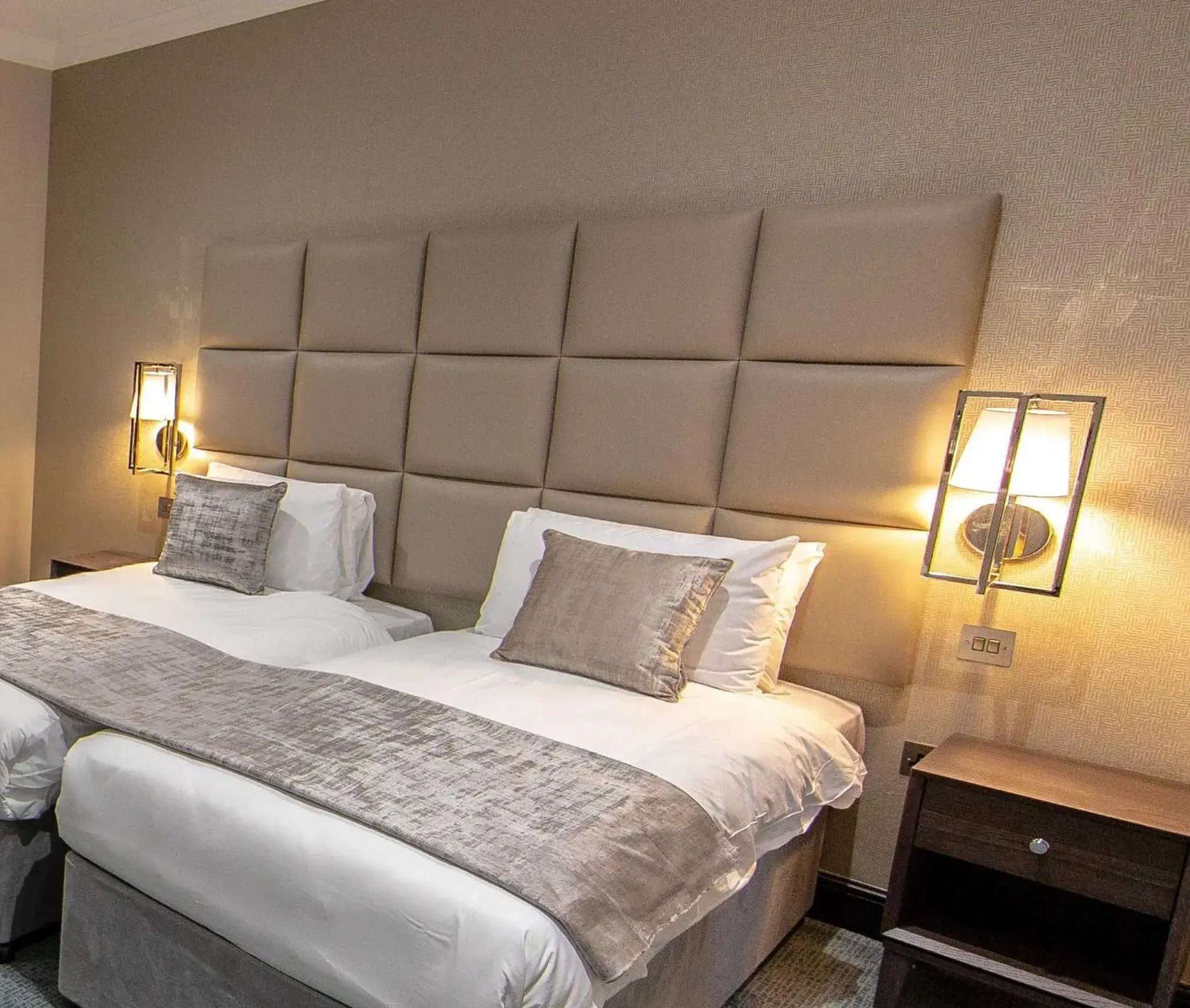 Family Room with Bathroom in The Crescent Hyde Park Family Room with Bathroom in The Crescent Hyde Park