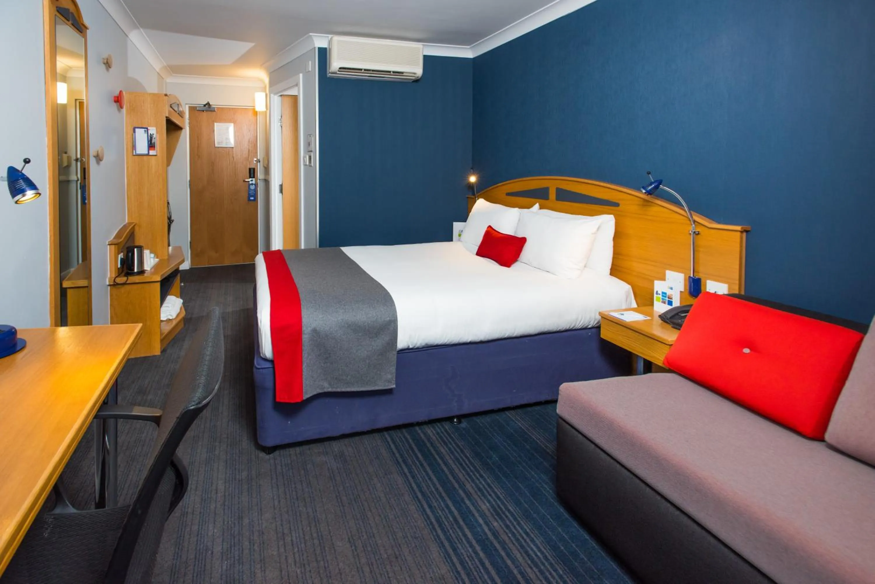 Photo of the whole room, Bed in Holiday Inn Express East Midlands Airport by IHG