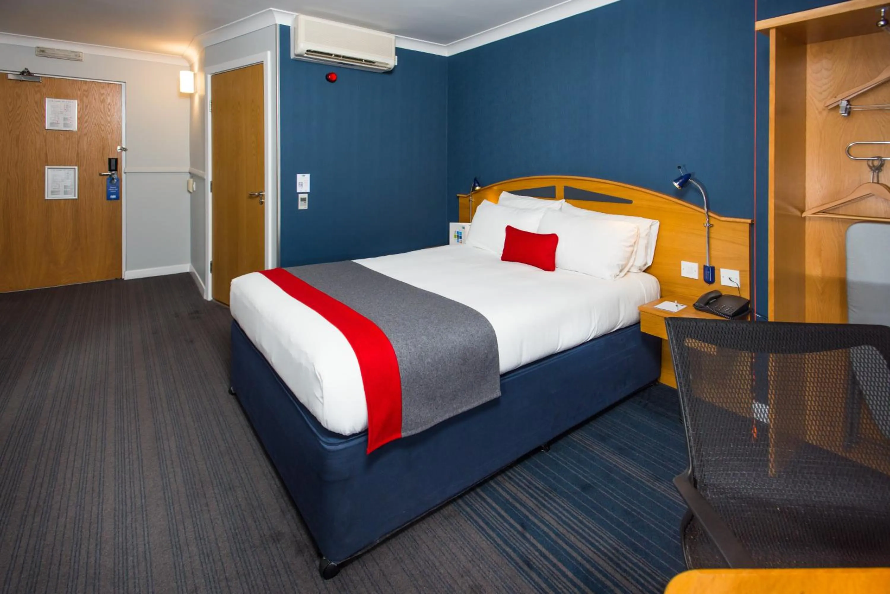 Photo of the whole room, Bed in Holiday Inn Express East Midlands Airport by IHG